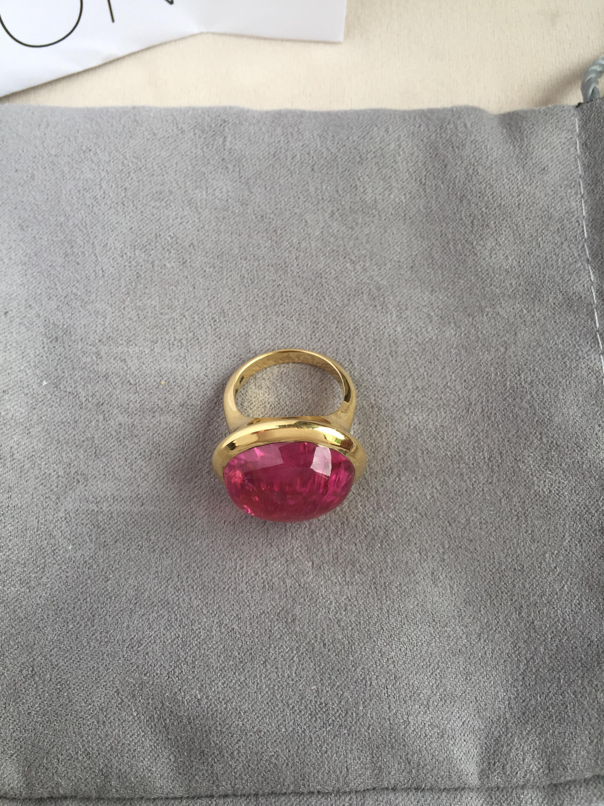 Oval Cabochon Pink Tourmaline Ring in 18 K Yellow Gold For Sale 3