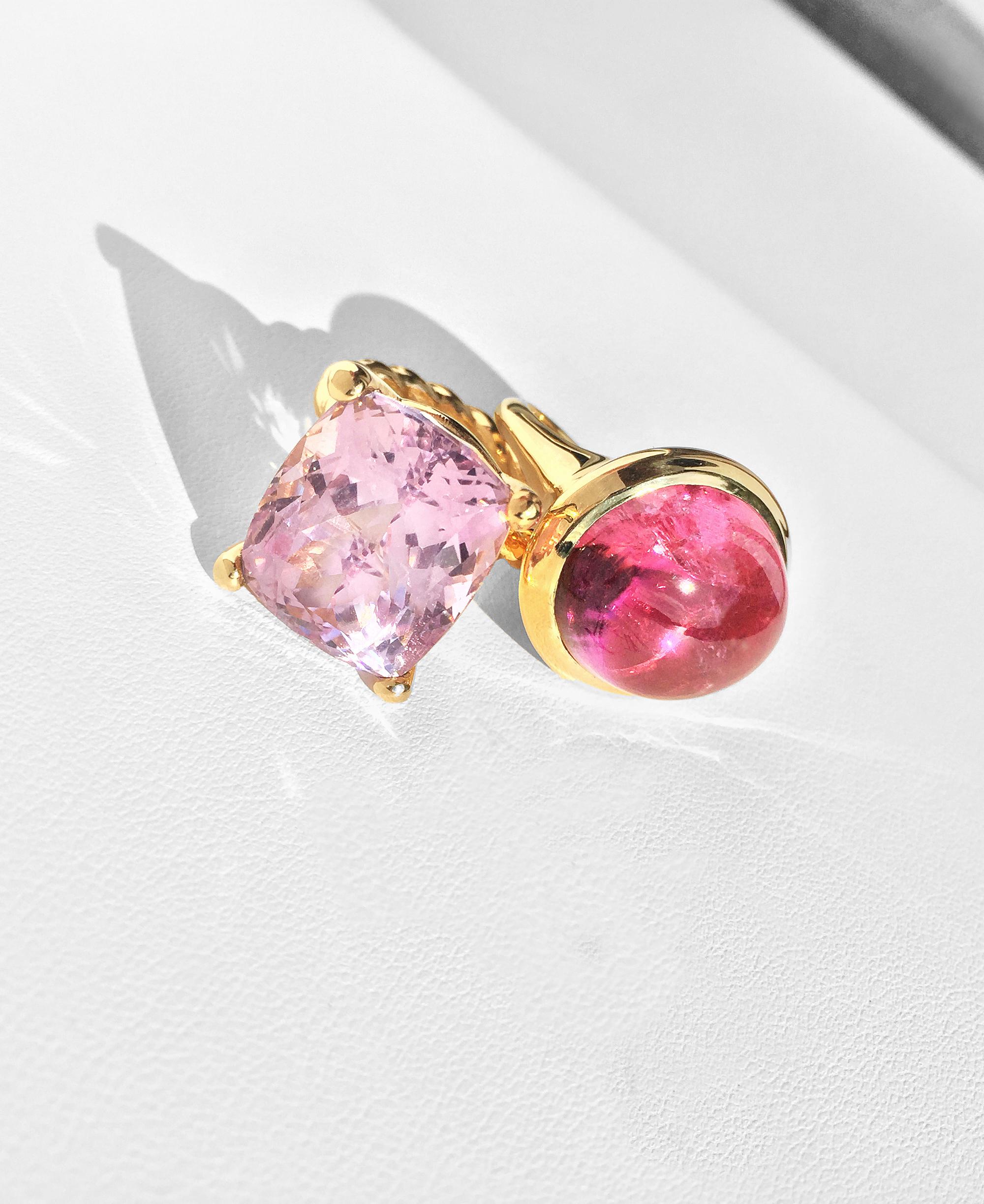 Oval Cabochon Pink Tourmaline Ring in 18 K Yellow Gold For Sale 4