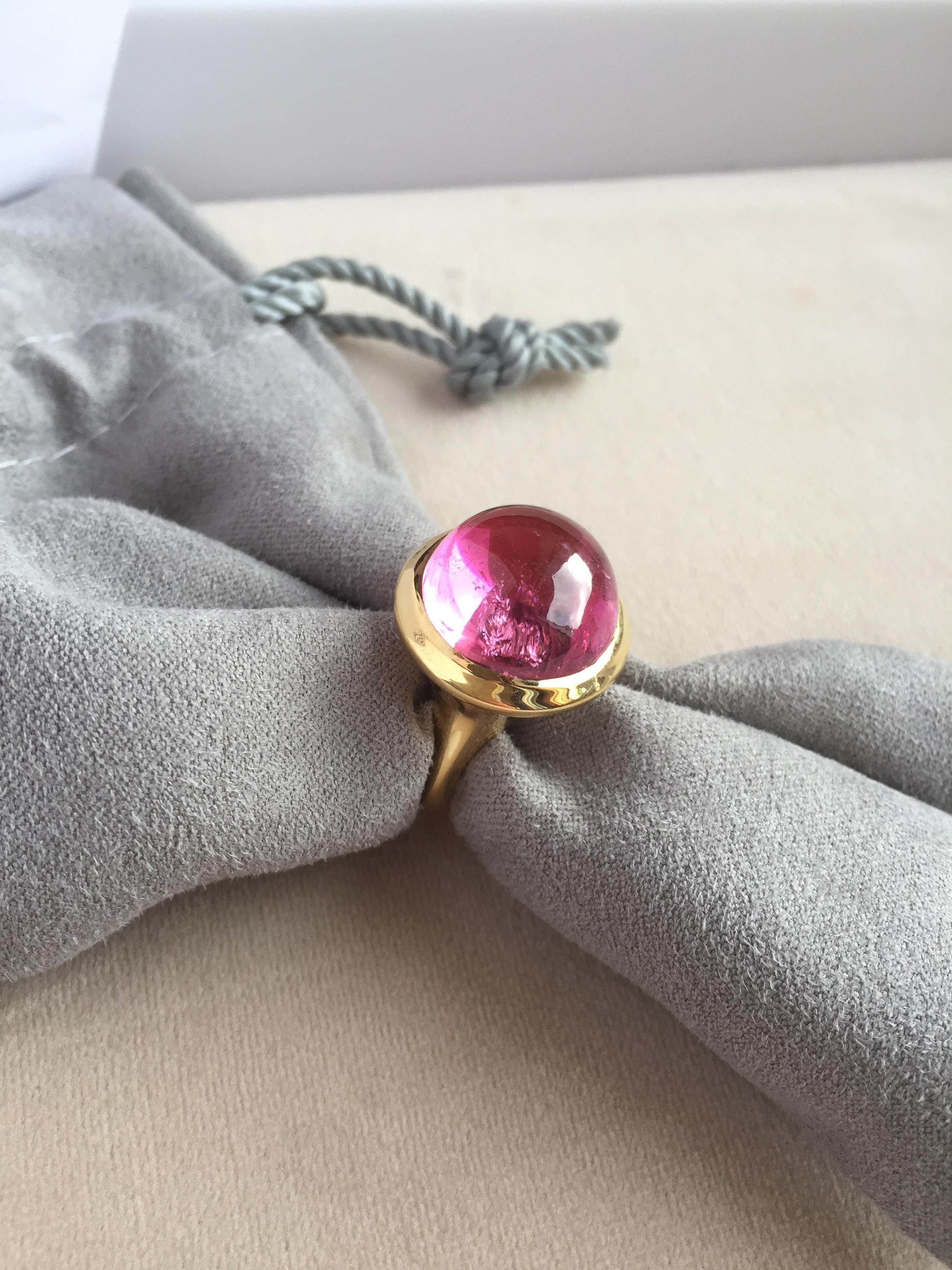 Oval Cabochon Pink Tourmaline Ring in 18 K Yellow Gold In New Condition For Sale In Toronto, CA
