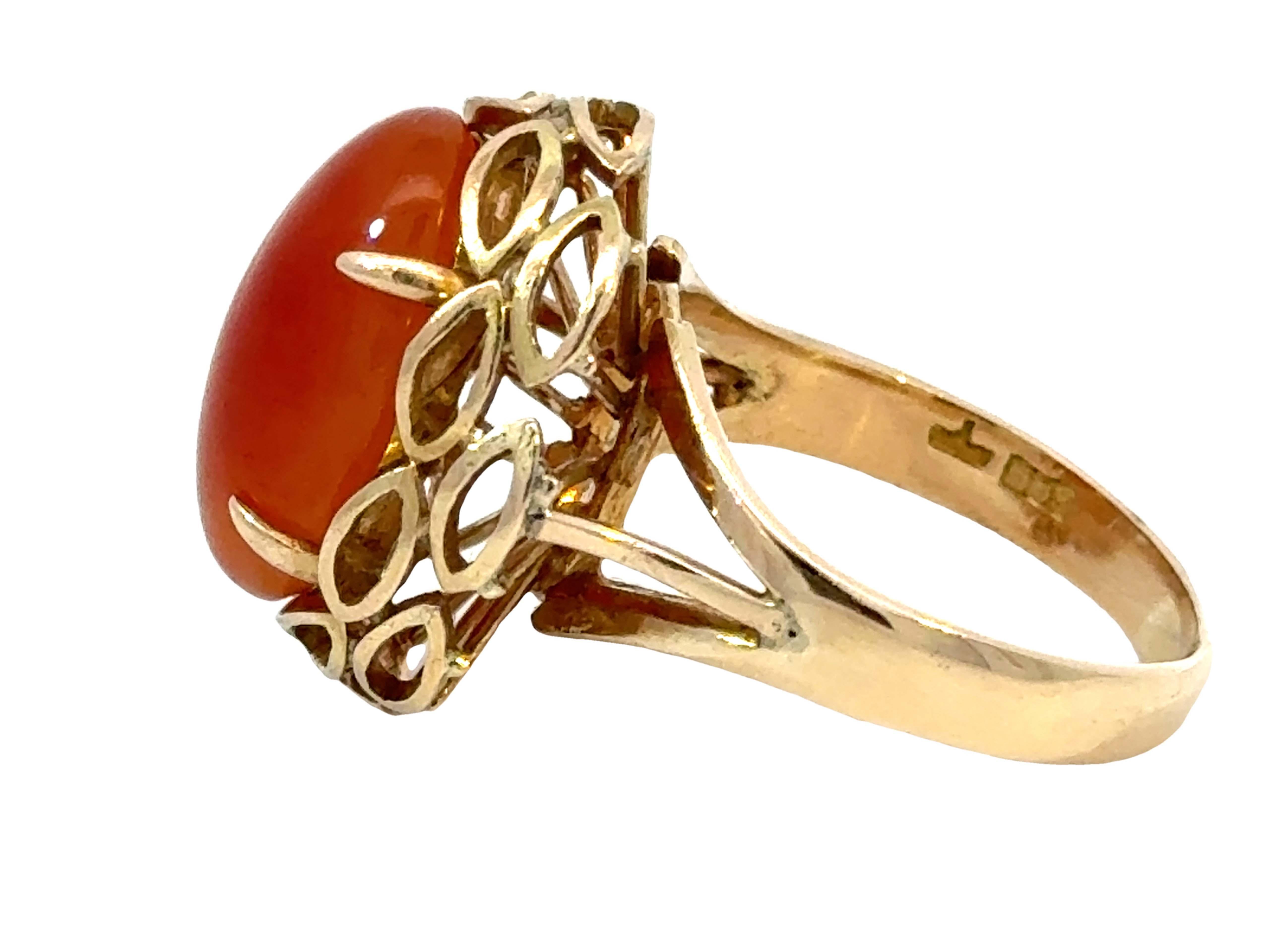 Women's or Men's Oval Cabochon Red Jade Ring 14k Yellow Gold For Sale