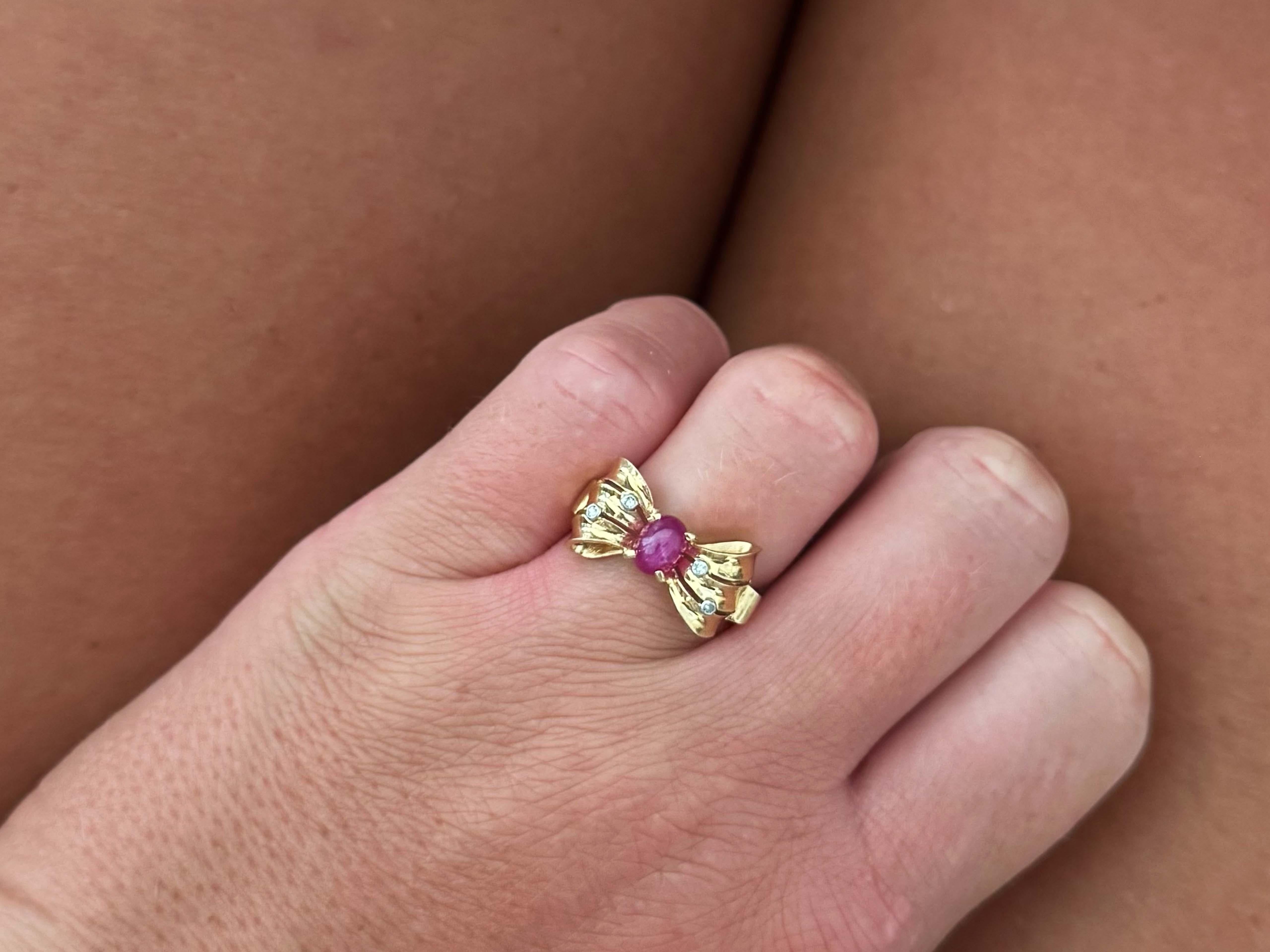 Especificaciones del artículo:

Metal: Oro amarillo de 18 quilates

Peso total: 4,3 gramos

Tamaño del anillo: 6,75

Altura del anillo: ~10 mm de altura

Especificaciones del rubí:

Recuento de rubíes: 1 rubí rojo ovalado

Medidas del rubí: ~6,3 mm