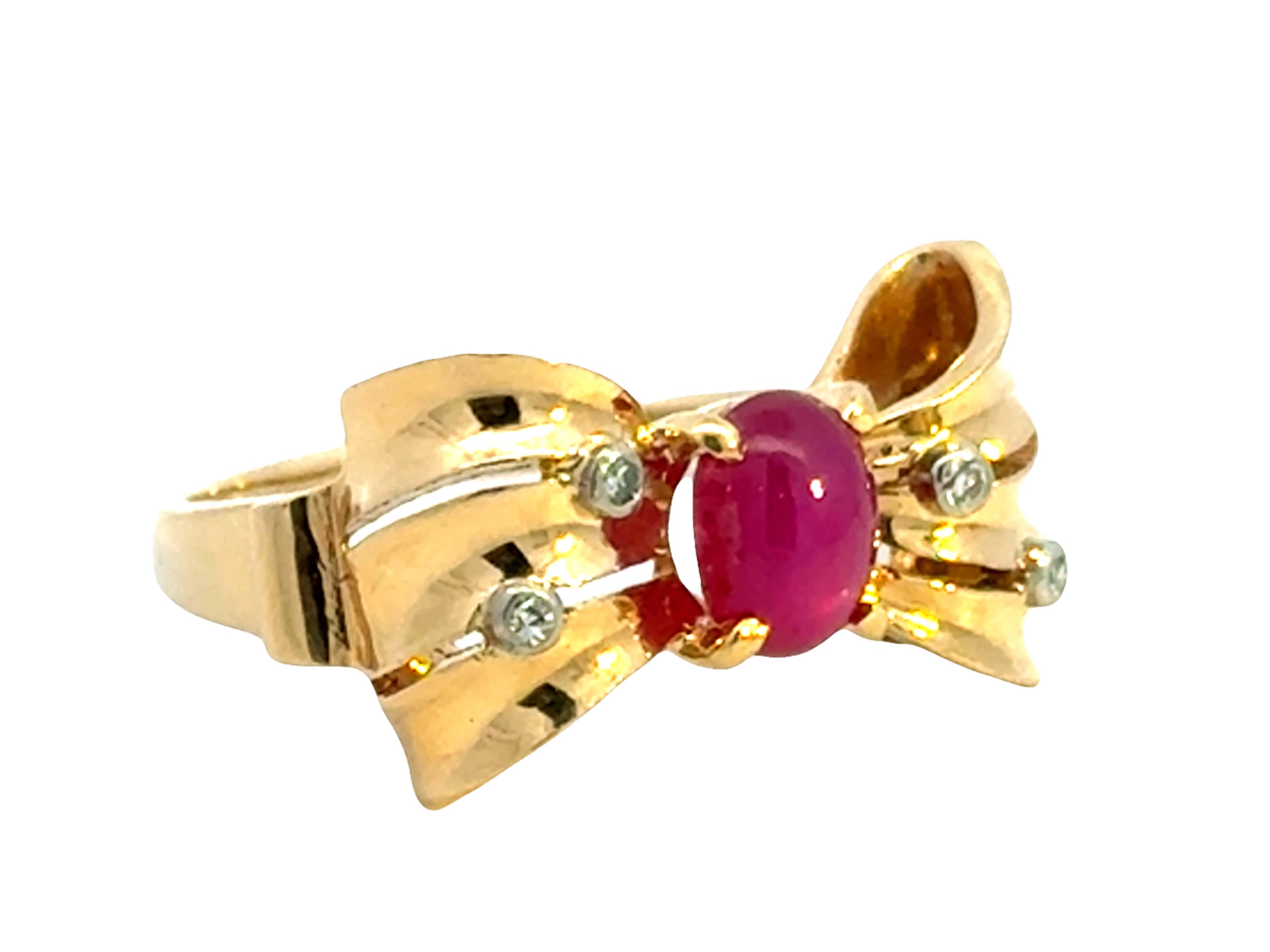 Anillo de oro amarillo de 18k con cabujón ovalado de diamante y rubí rojo Moderno en venta