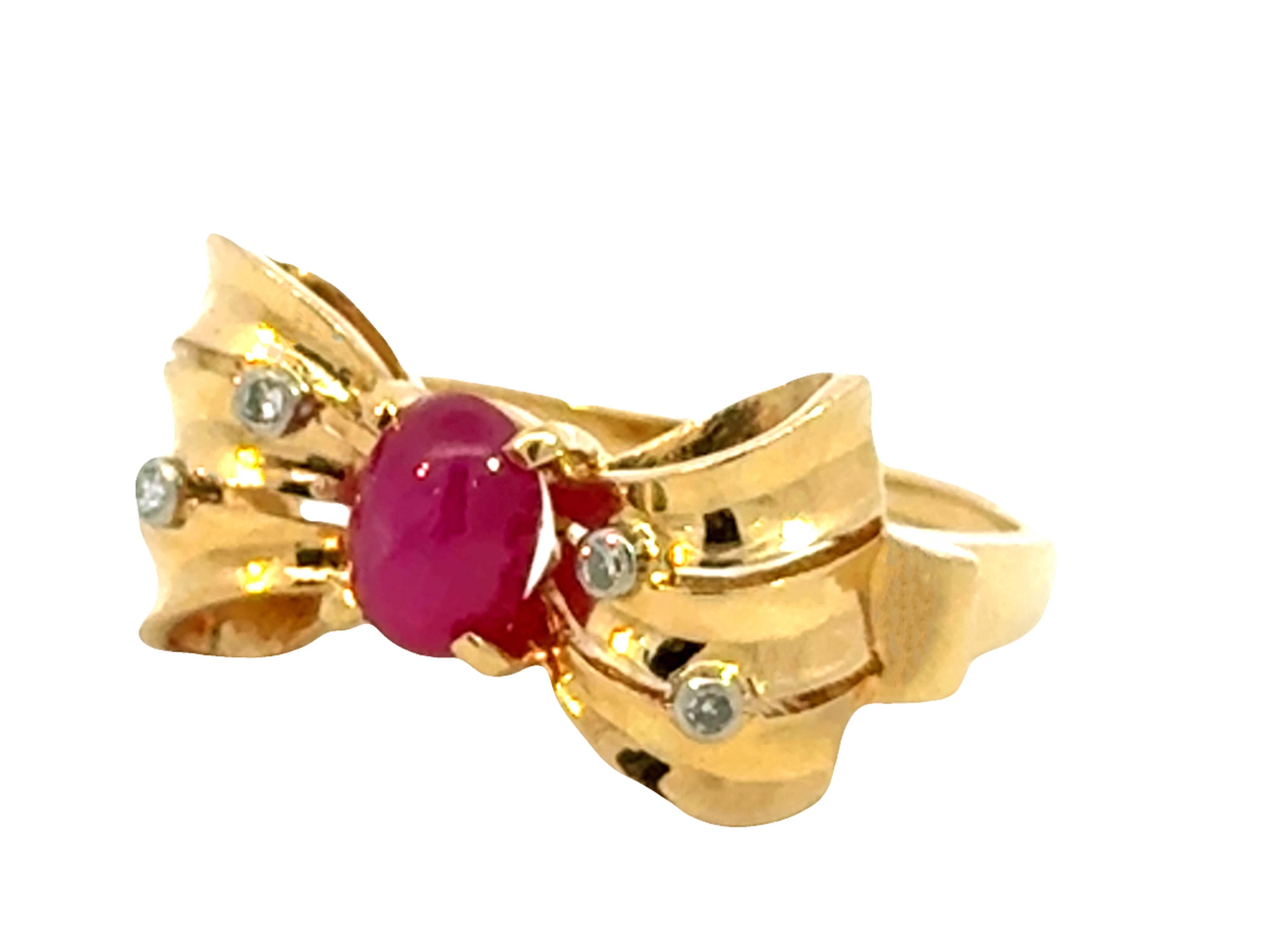 Anillo de oro amarillo de 18k con cabujón ovalado de diamante y rubí rojo Corte oval en venta
