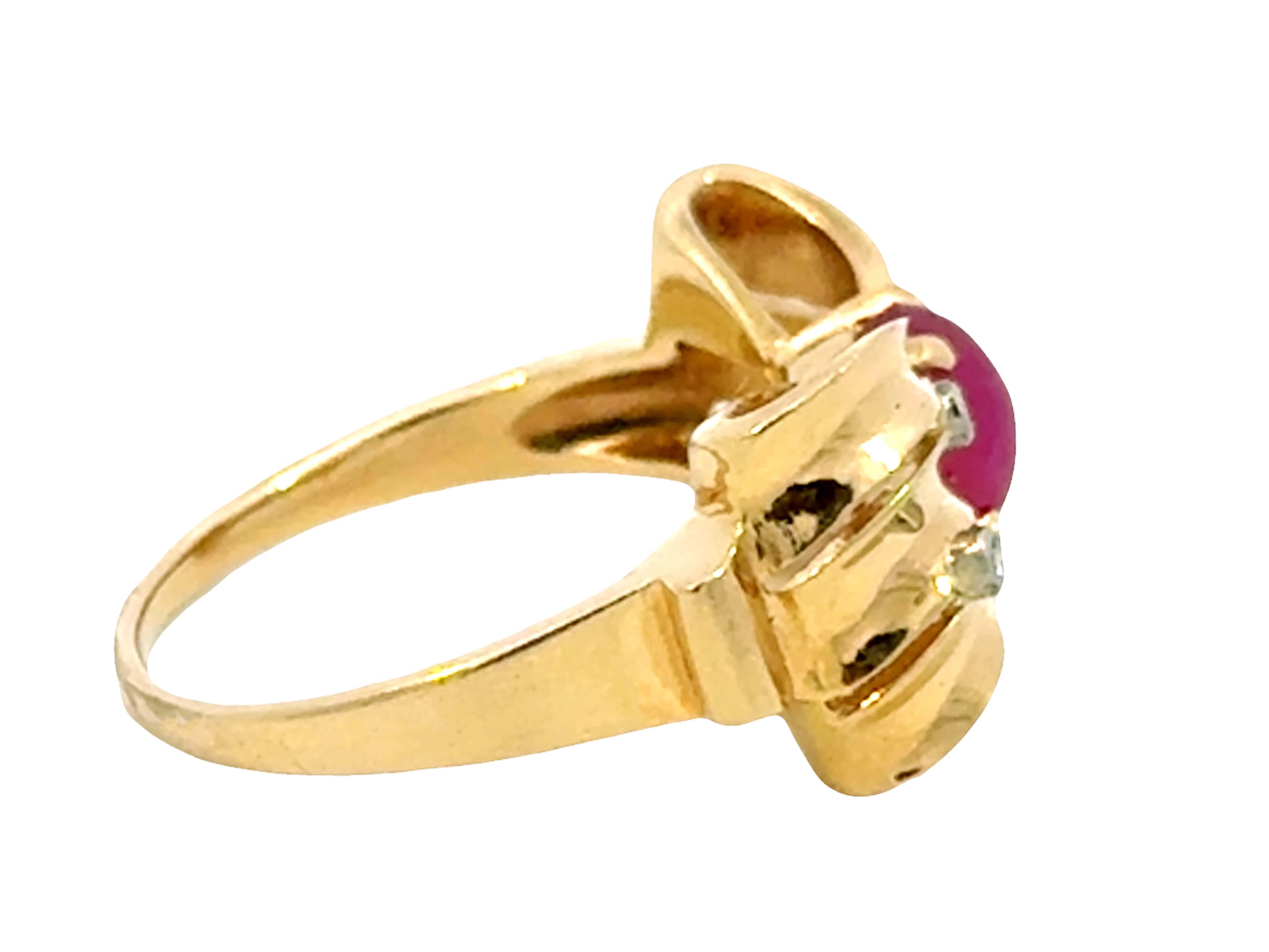 Anillo de oro amarillo de 18k con cabujón ovalado de diamante y rubí rojo en Excelente estado para la venta en Honolulu, HI