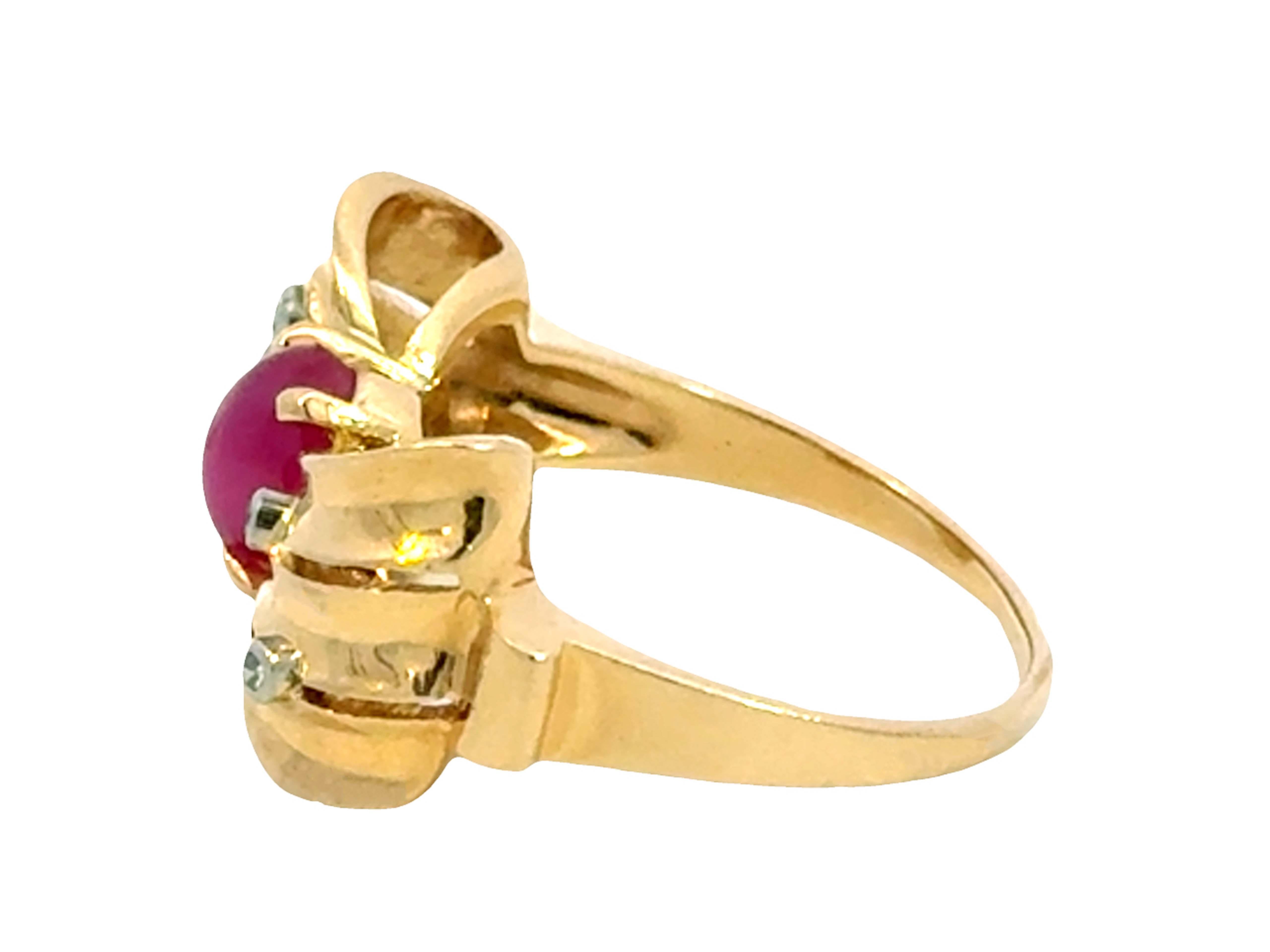 Femenino o masculino Anillo de oro amarillo de 18k con cabujón ovalado de diamante y rubí rojo en venta