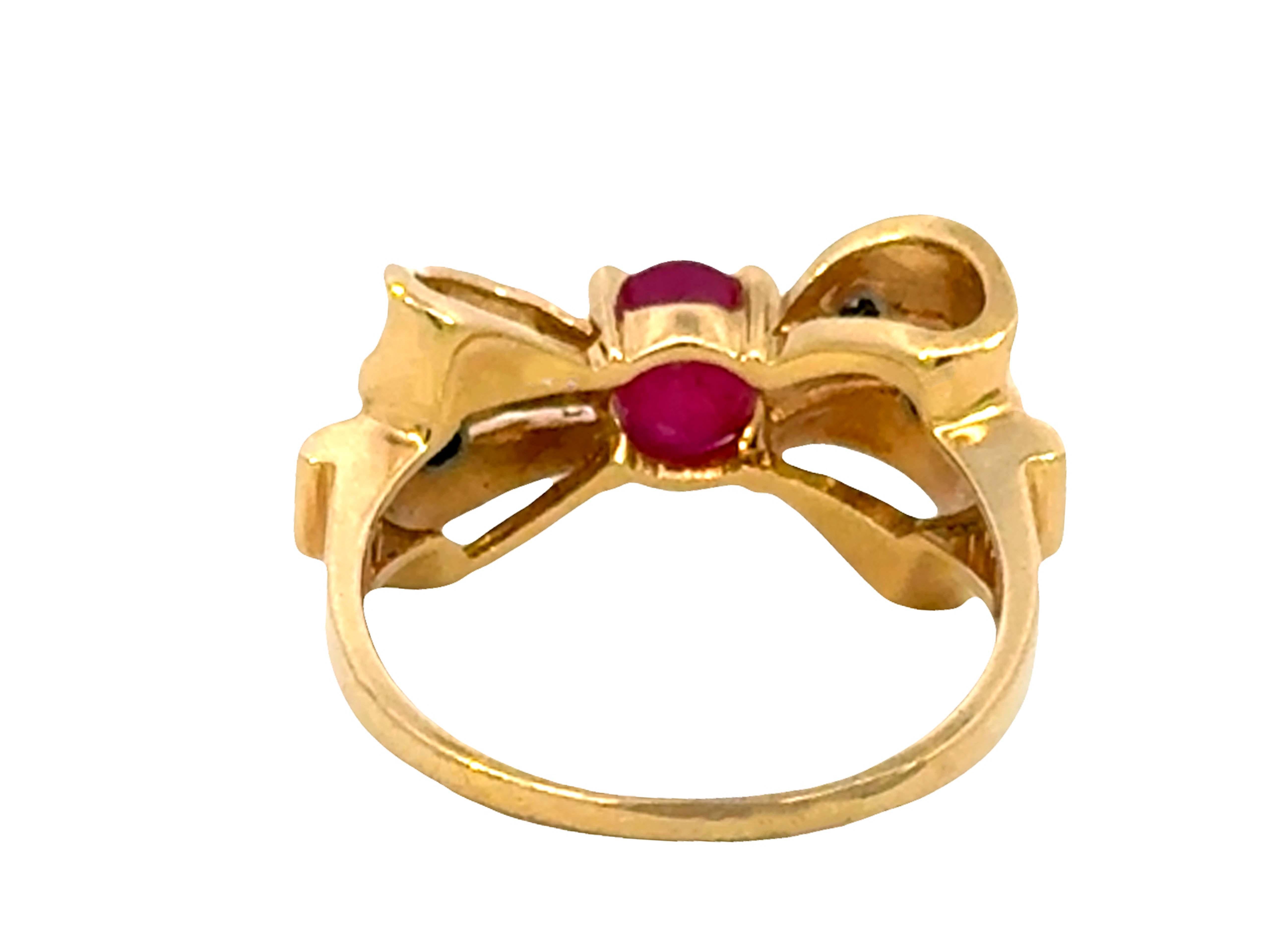 Anillo de oro amarillo de 18k con cabujón ovalado de diamante y rubí rojo en venta 1