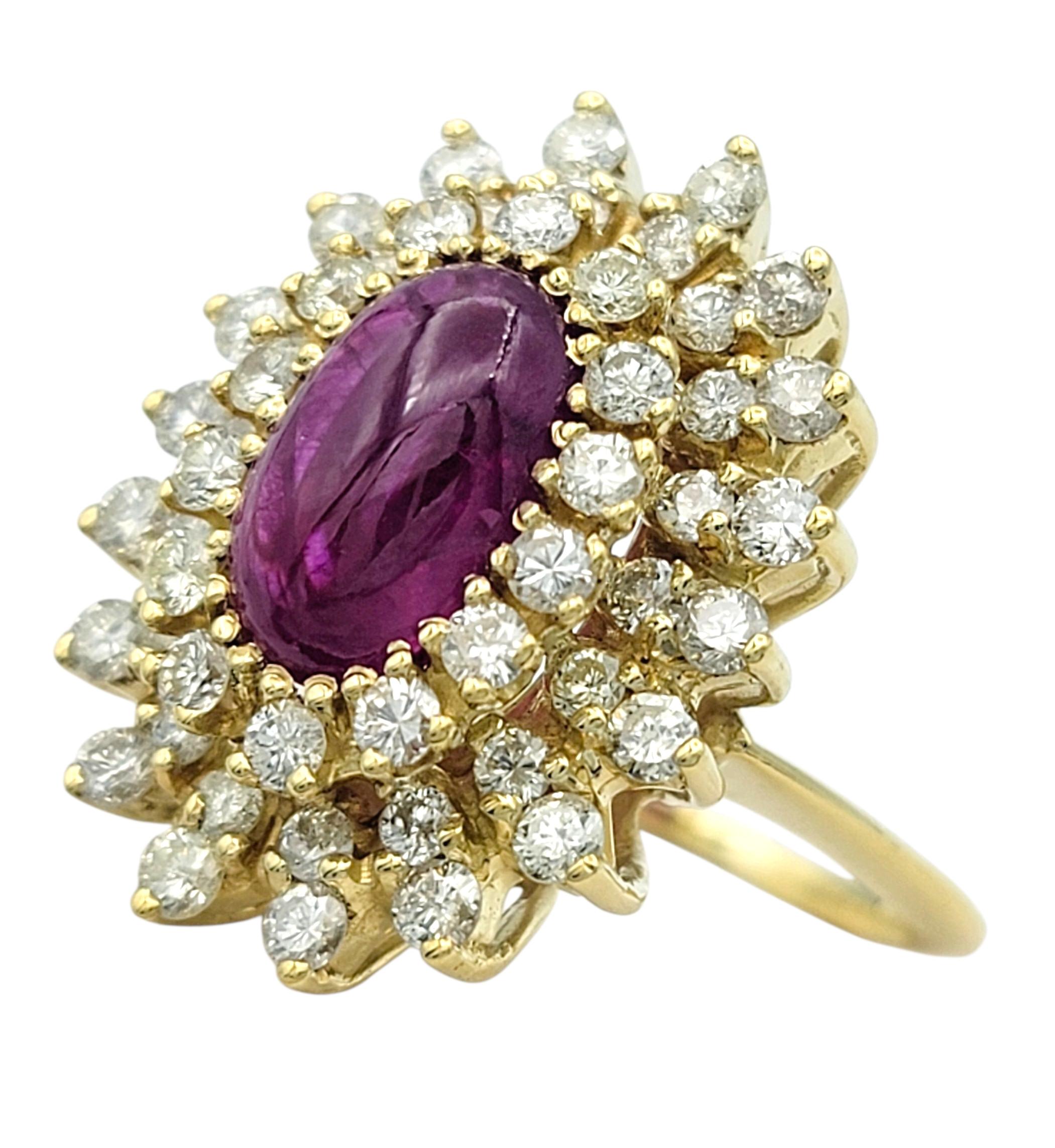 Contemporain Bague de cocktail en or jaune 18 carats, rubis cabochon ovale et double halo de diamants en vente