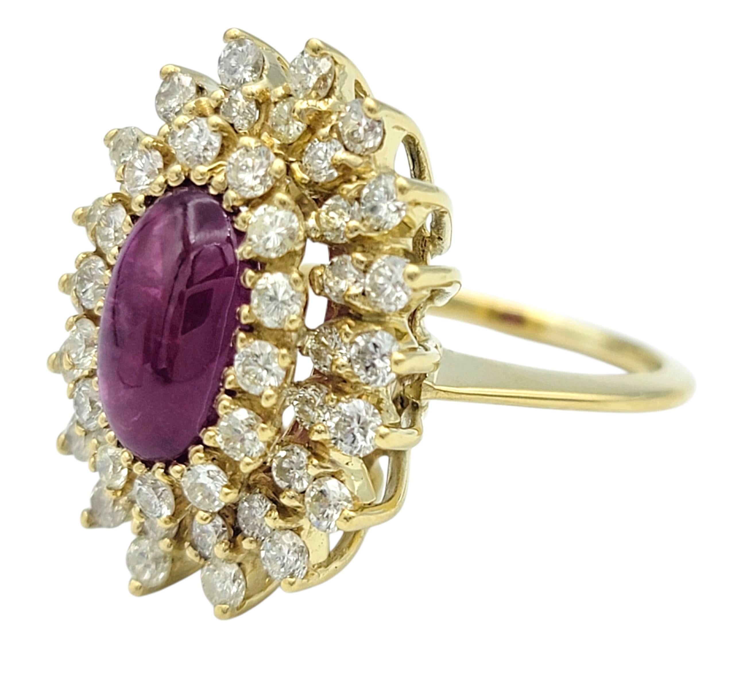 Taille cabochon Bague de cocktail en or jaune 18 carats, rubis cabochon ovale et double halo de diamants en vente