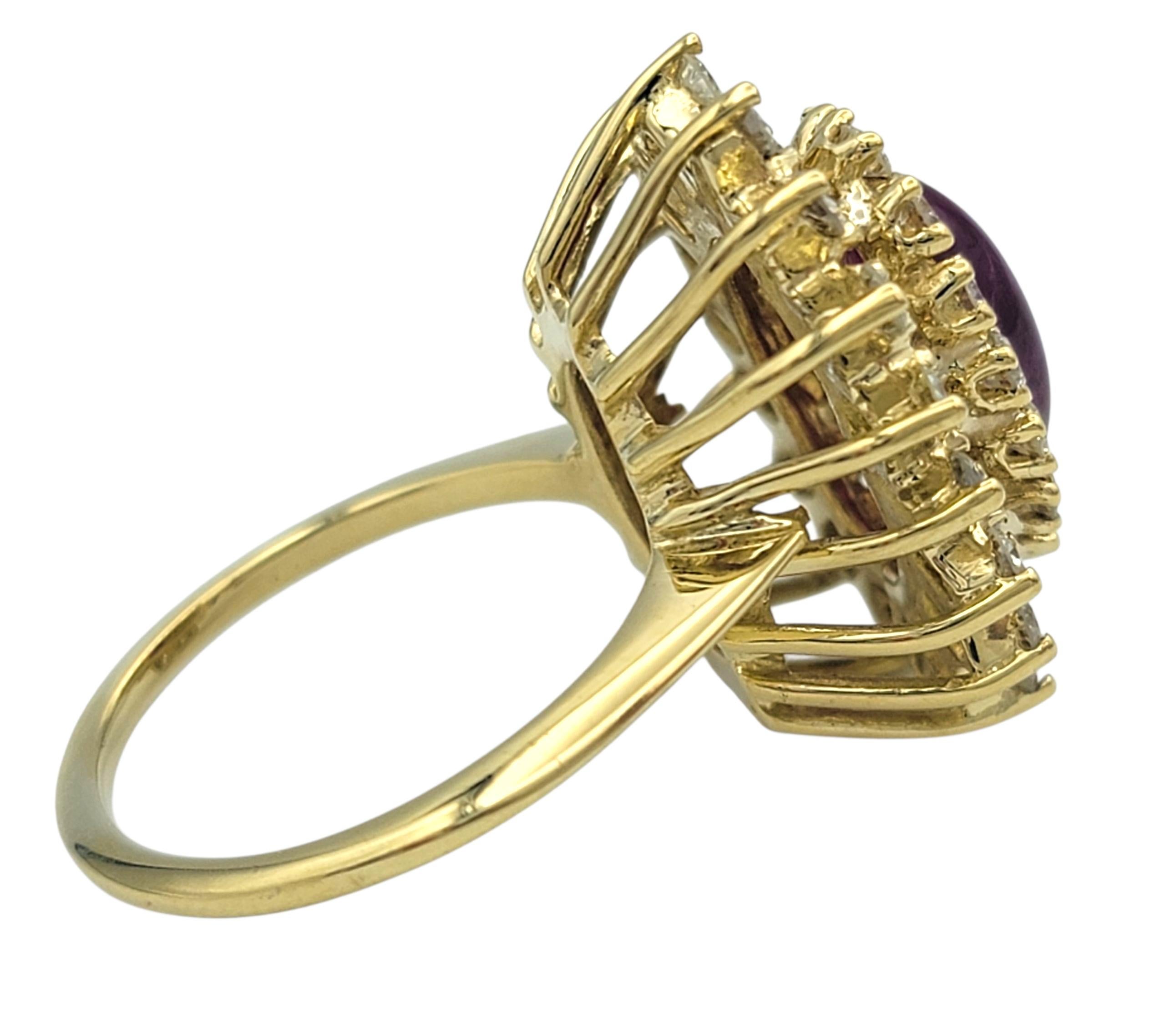 Bague de cocktail en or jaune 18 carats, rubis cabochon ovale et double halo de diamants Bon état - En vente à Scottsdale, AZ