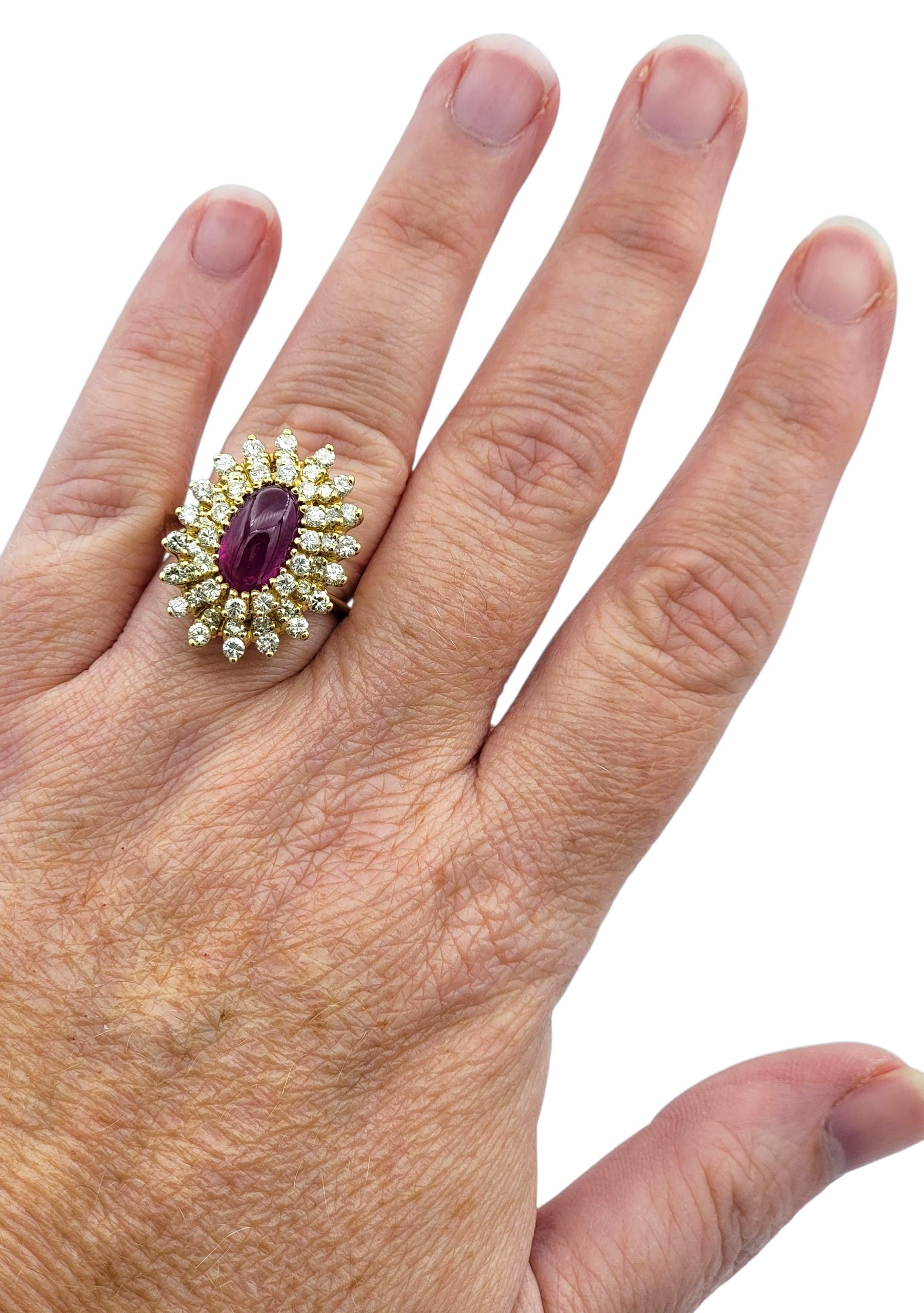 Bague de cocktail en or jaune 18 carats, rubis cabochon ovale et double halo de diamants en vente 1