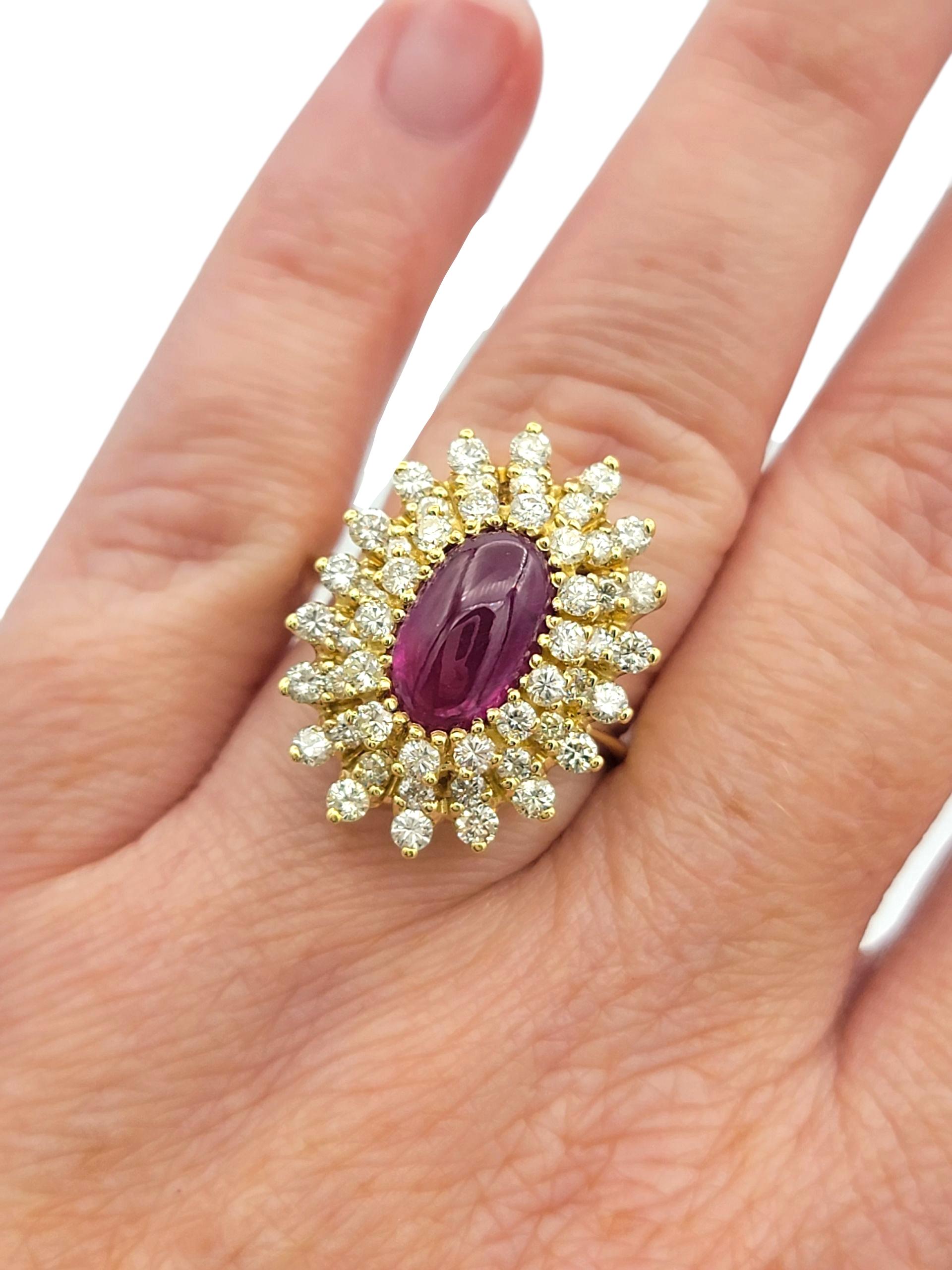 Bague de cocktail en or jaune 18 carats, rubis cabochon ovale et double halo de diamants en vente 2