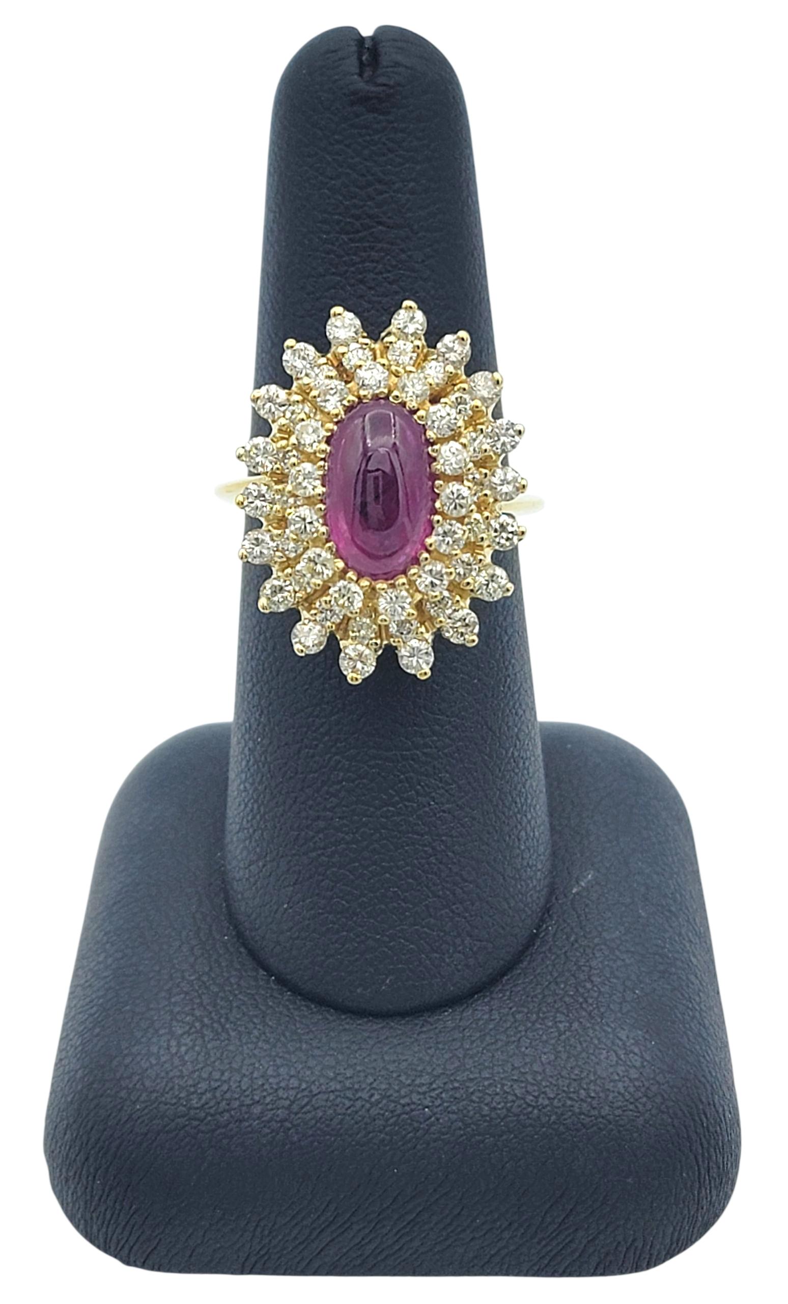 Bague de cocktail en or jaune 18 carats, rubis cabochon ovale et double halo de diamants en vente 3