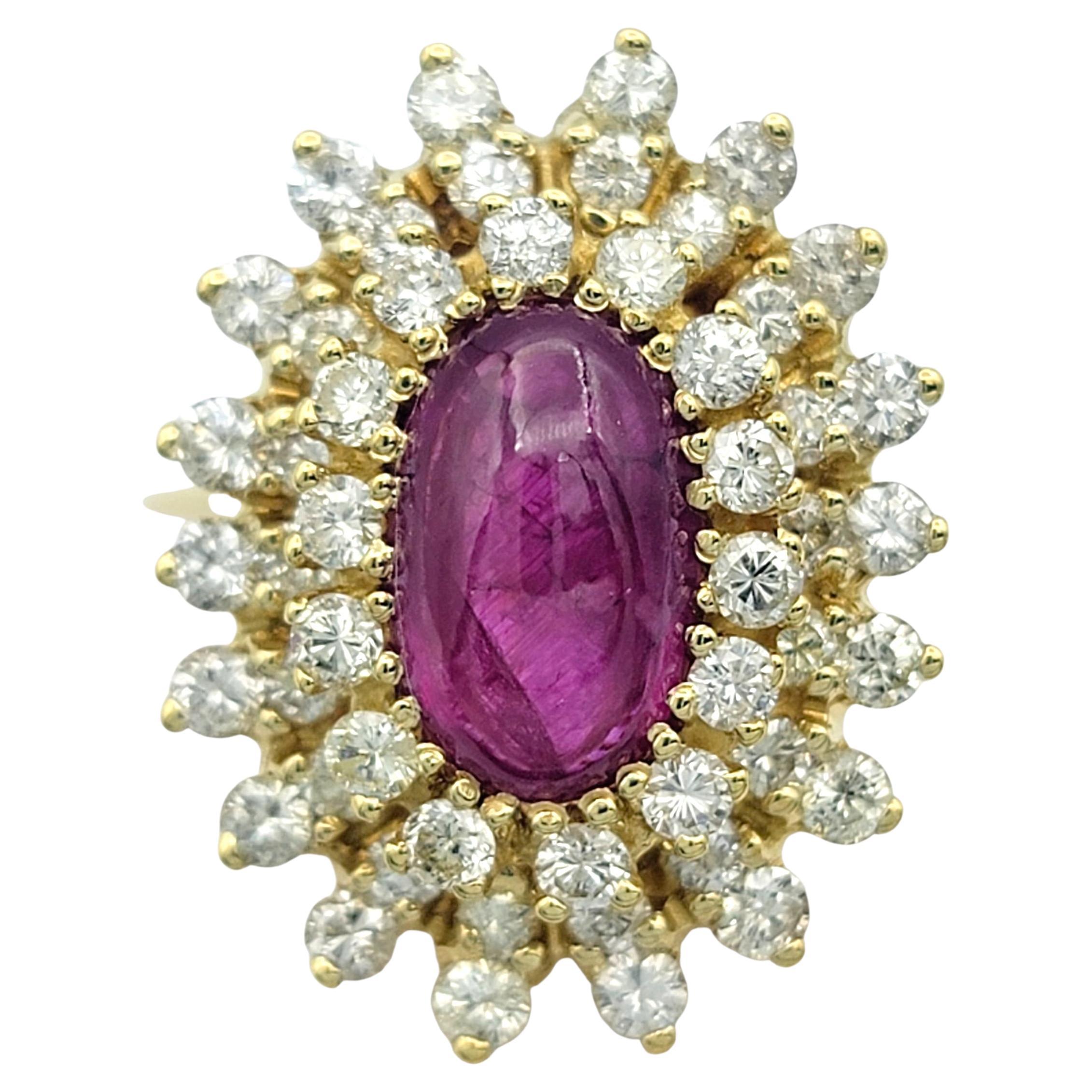 Bague de cocktail en or jaune 18 carats, rubis cabochon ovale et double halo de diamants