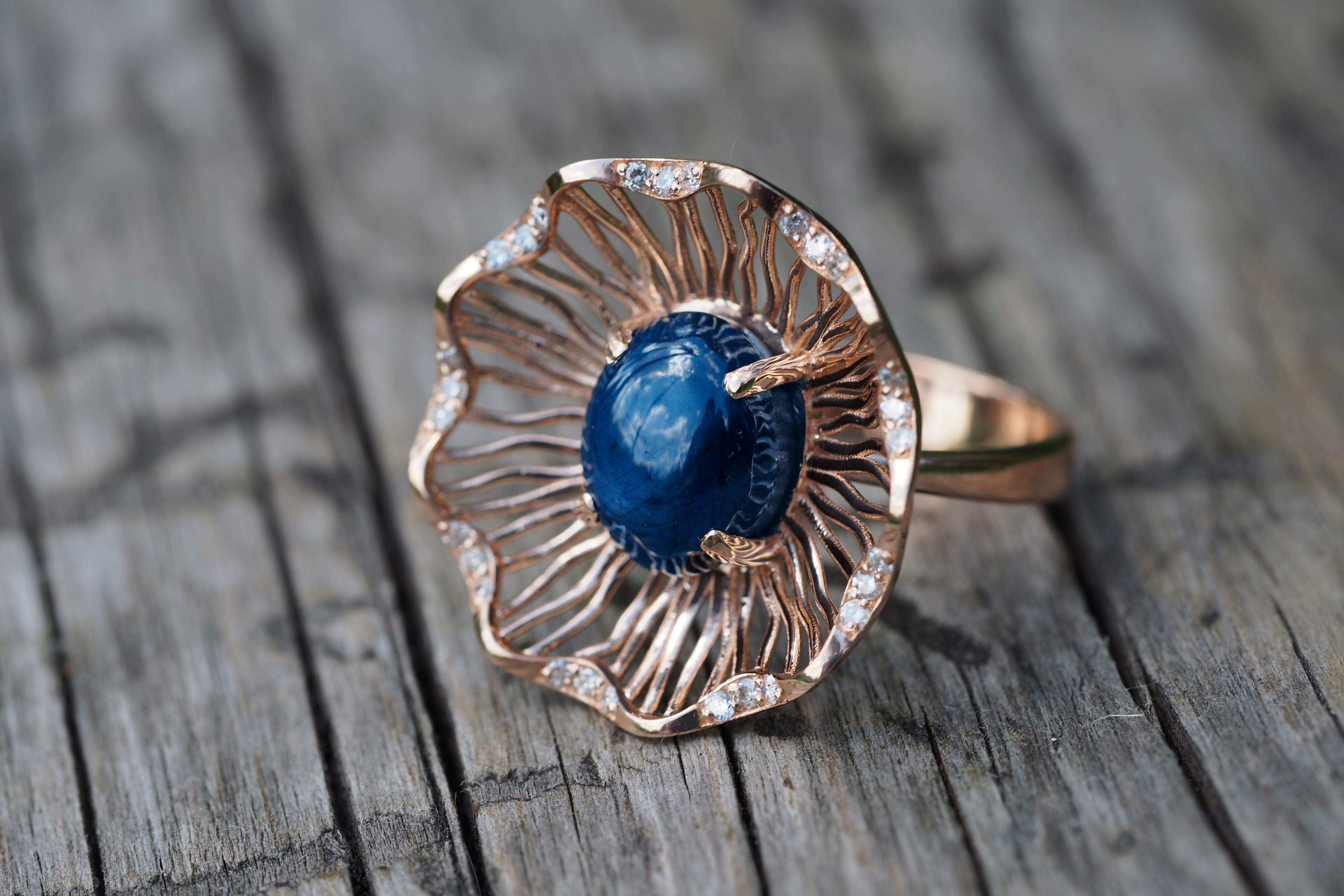 Ovaler Cabochon-Saphir-Ring aus 14k Gold. 
Ring mit blauem Saphir. Vintage-Ring mit Saphir. Ring mit Saphirblüte. Saphir-Cocktailring.

Metall: 14k Gold
Gewicht: 4,45 gr. je nach Größe.

Edelsteine (alle sind von professionellen Gemmologen