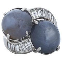 Bypass-Ring aus Platin mit ovalem Cabochon-Sternsaphir und Baguette-Diamant