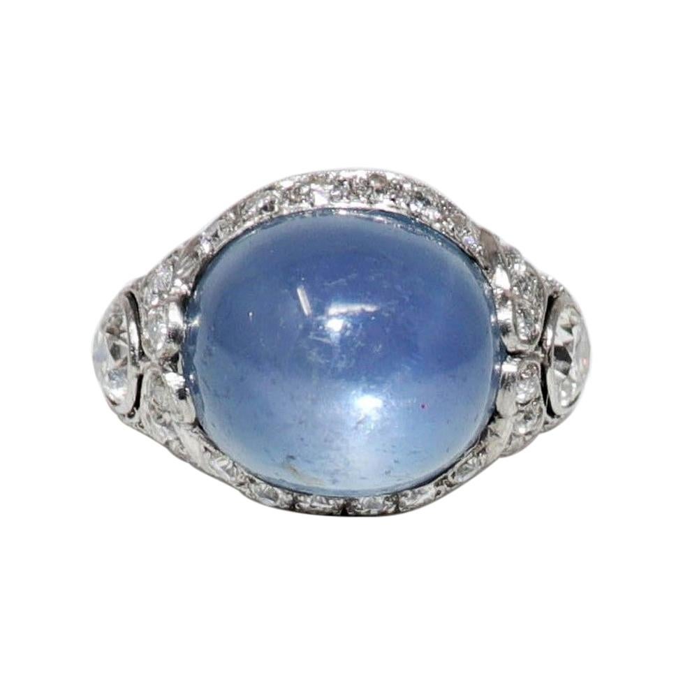 Ovaler Ring mit Sternsaphir im Cabochon-Schliff und Diamanten aus Platin, insgesamt 14,6 Karat