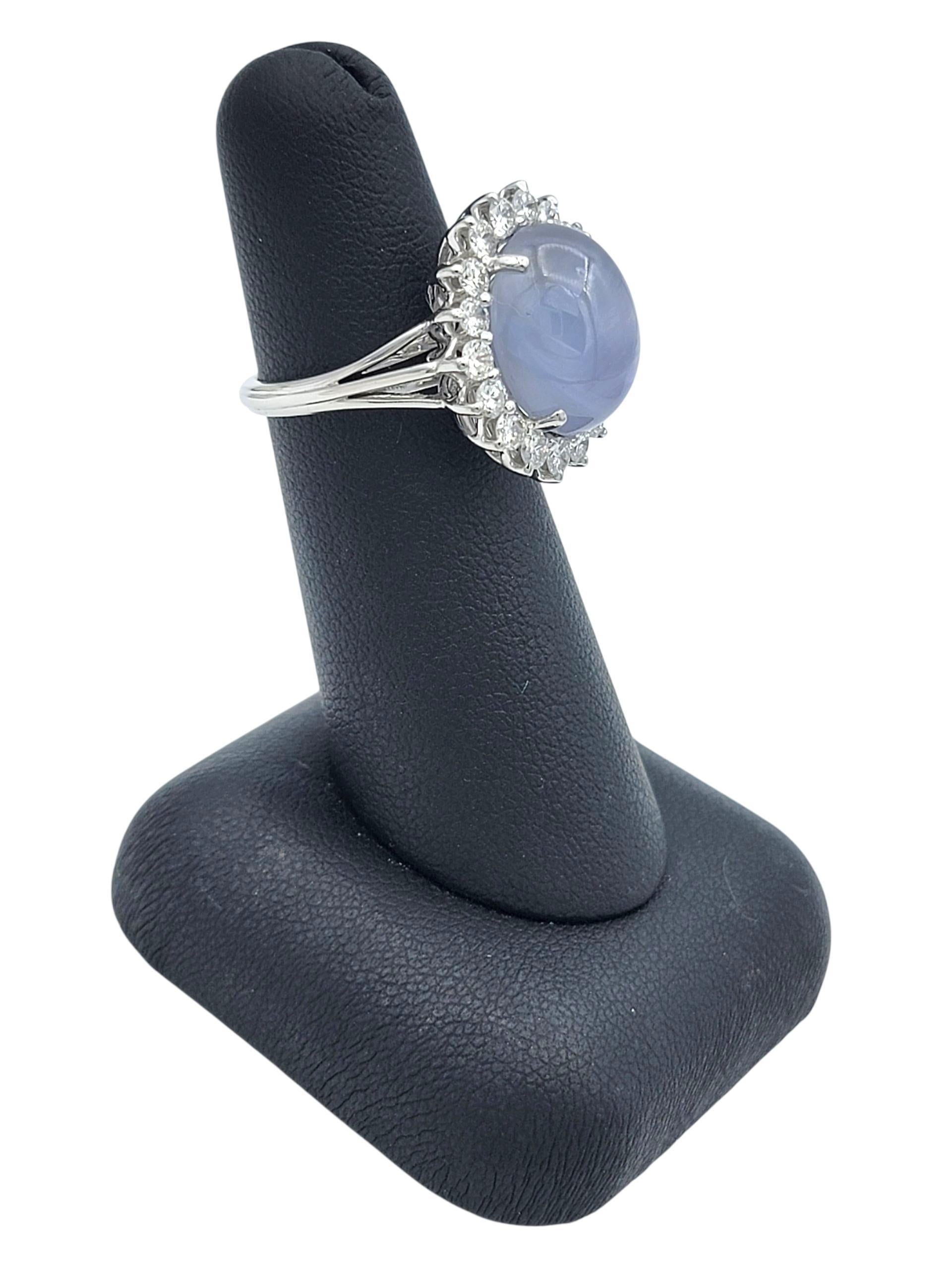 Anello cocktail con zaffiro ovale cabochon e diamante a raggiera in oro bianco 18 carati in vendita 4