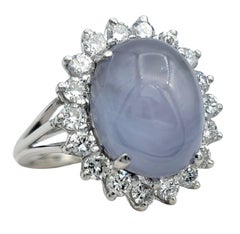 Ovaler Cabochon Sternsaphir & Diamant Halo-Cocktailring aus 18 Karat Weißgold