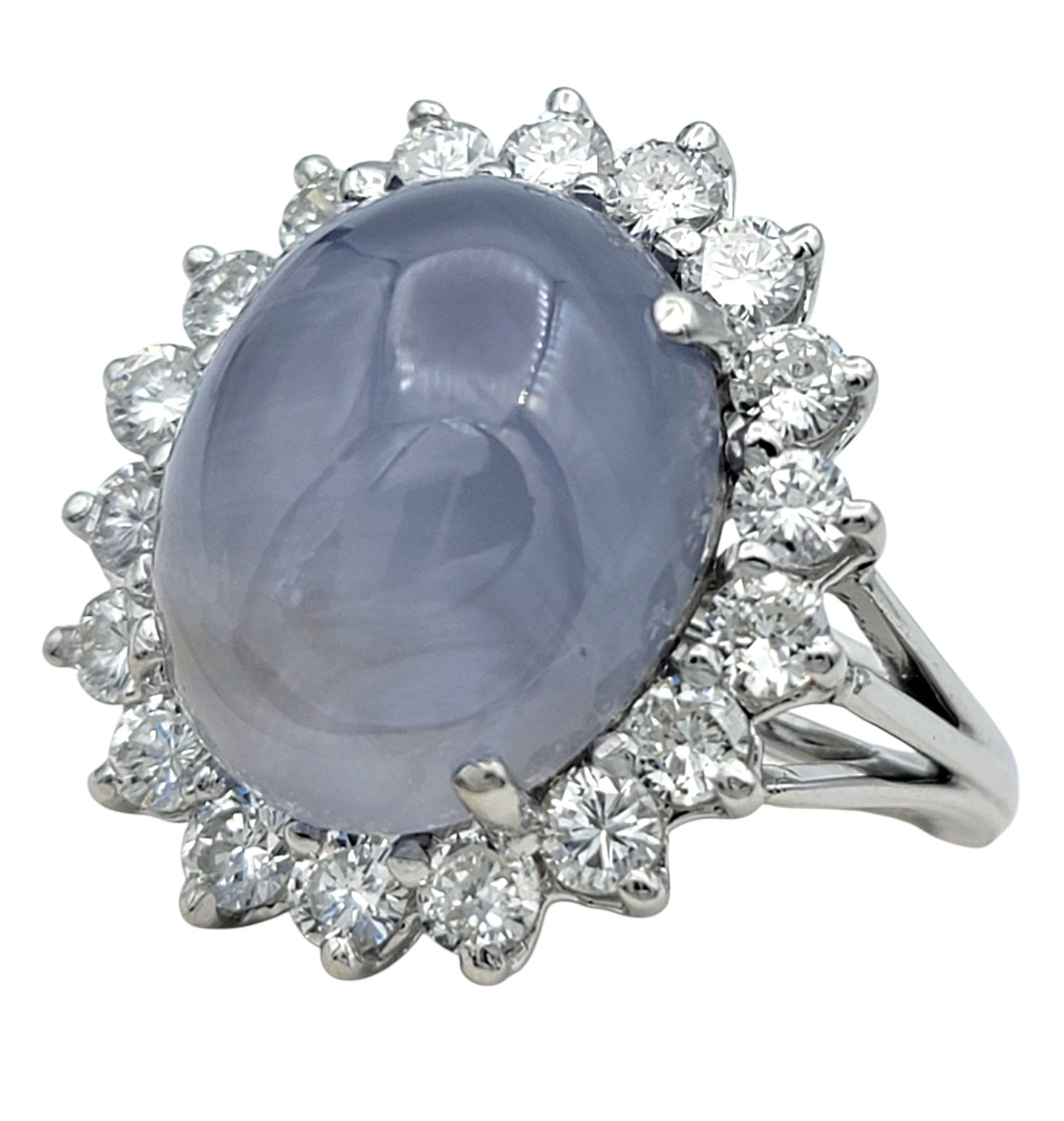 Contemporaneo Anello cocktail con zaffiro ovale cabochon e diamante a raggiera in oro bianco 18 carati in vendita