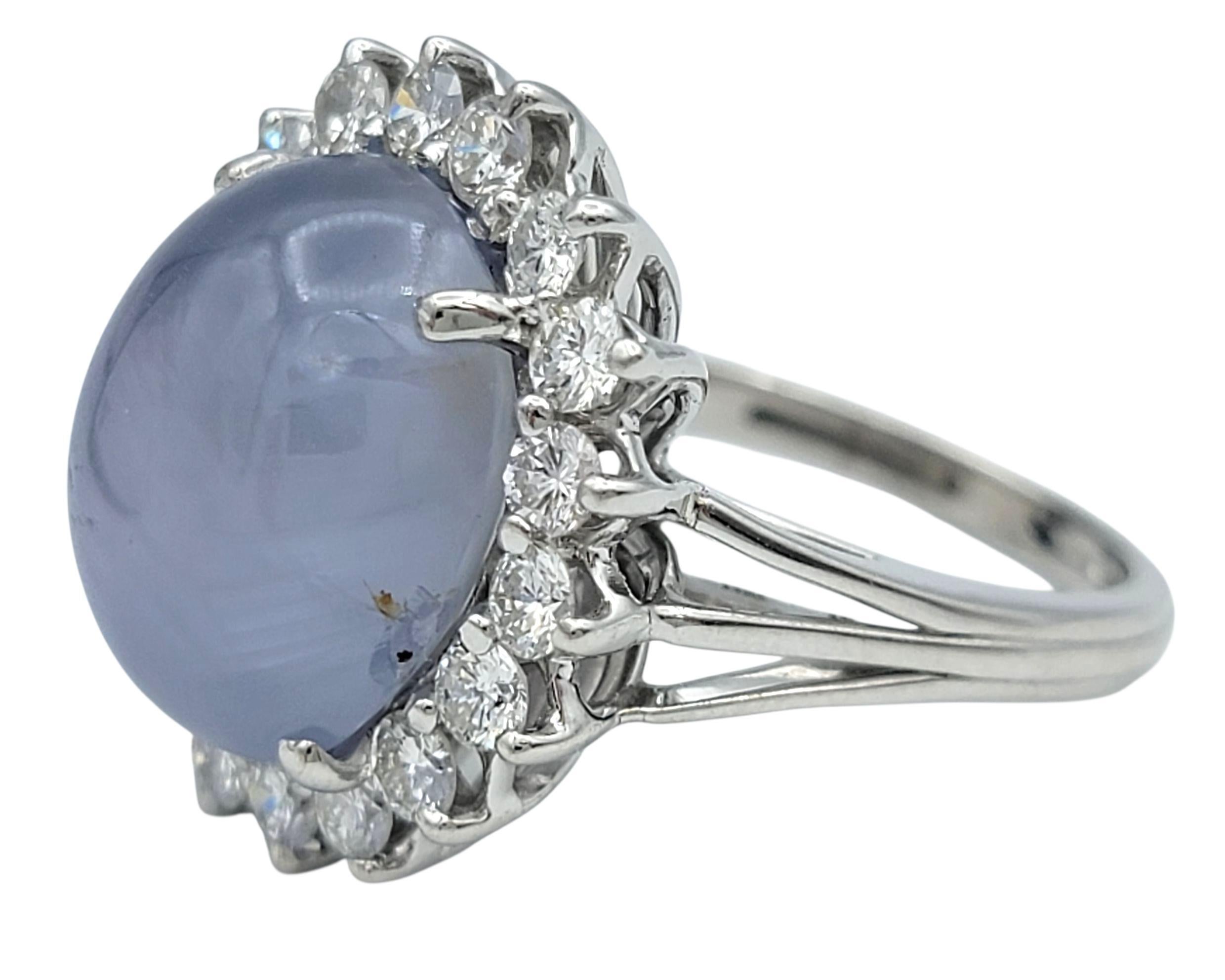 Cabochon Anello cocktail con zaffiro ovale cabochon e diamante a raggiera in oro bianco 18 carati in vendita