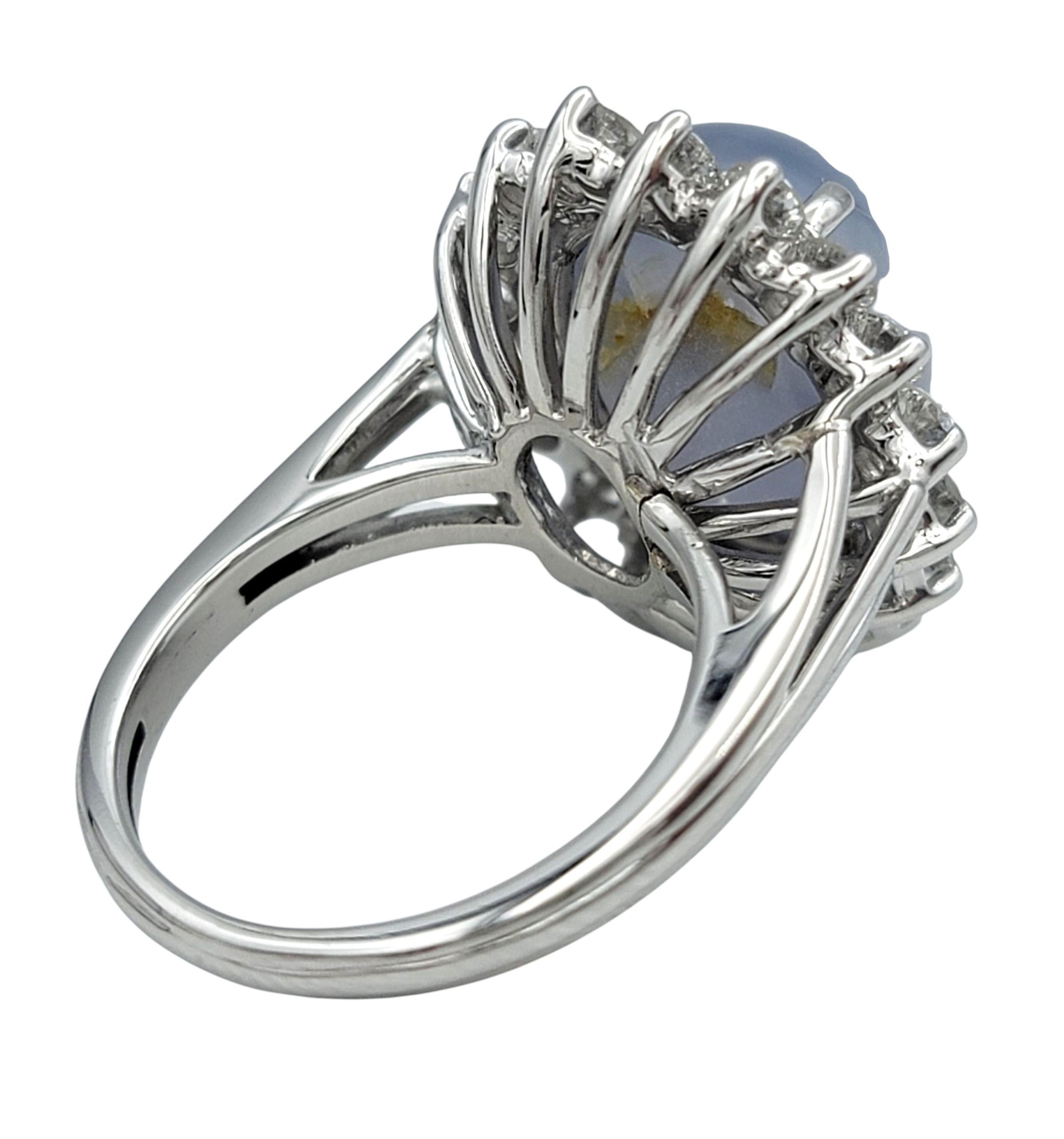 Anello cocktail con zaffiro ovale cabochon e diamante a raggiera in oro bianco 18 carati In condizioni ottime in vendita a Scottsdale, AZ