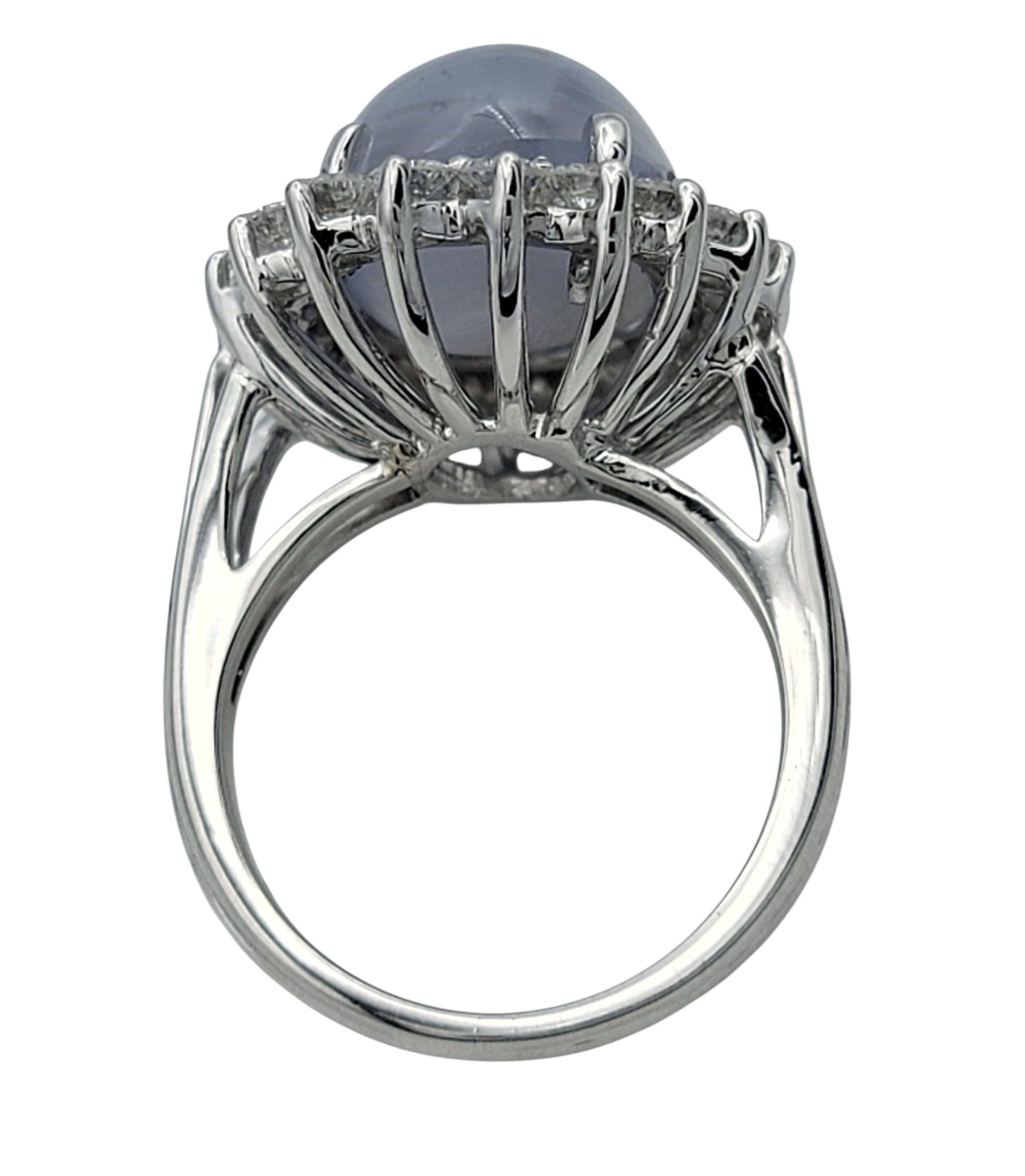 Donna Anello cocktail con zaffiro ovale cabochon e diamante a raggiera in oro bianco 18 carati in vendita