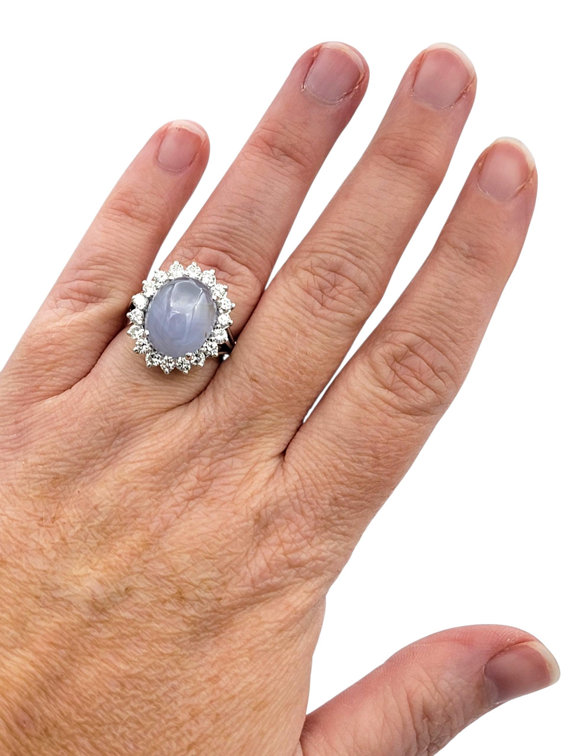 Anello cocktail con zaffiro ovale cabochon e diamante a raggiera in oro bianco 18 carati in vendita 1