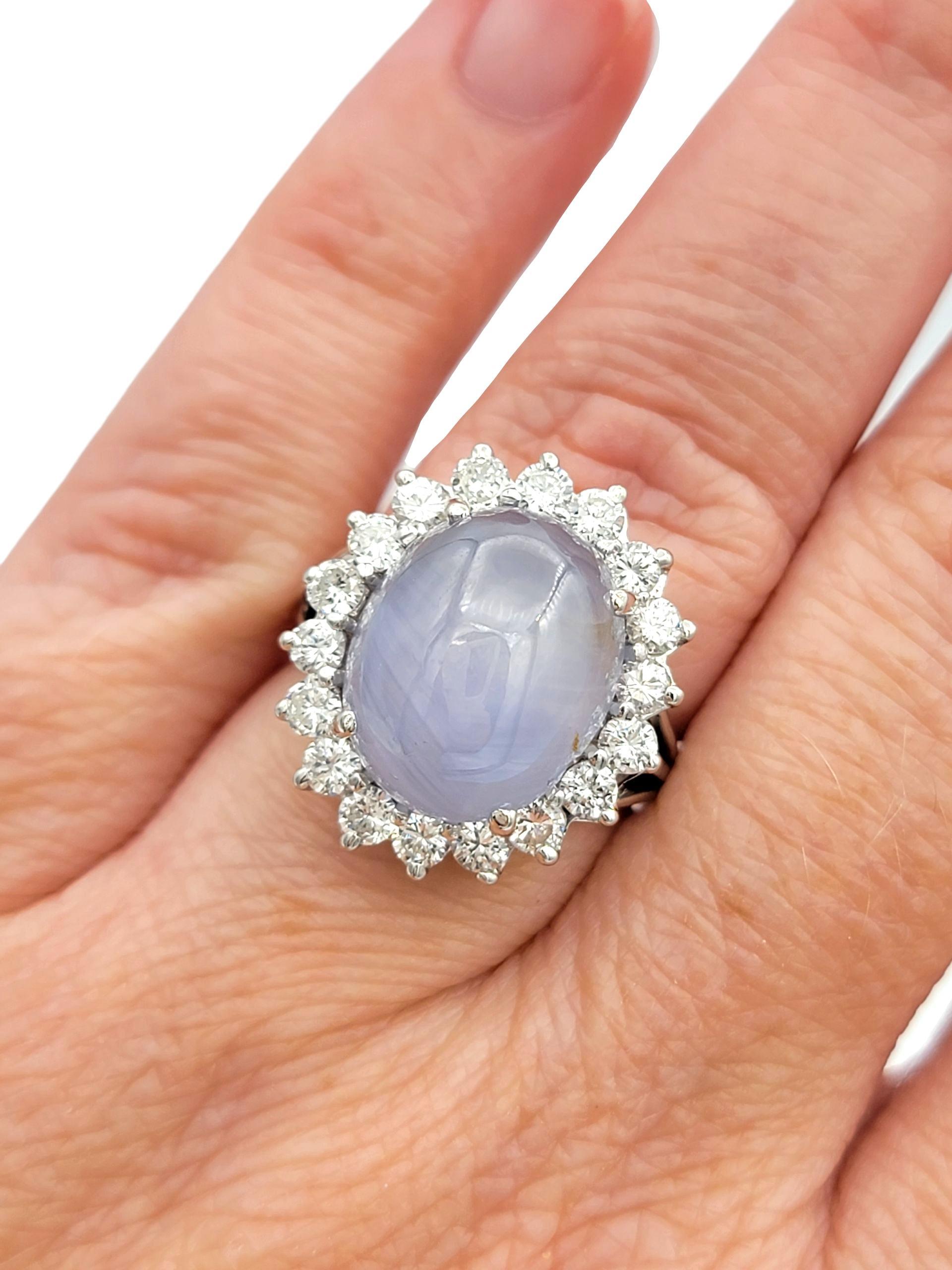 Anello cocktail con zaffiro ovale cabochon e diamante a raggiera in oro bianco 18 carati in vendita 2