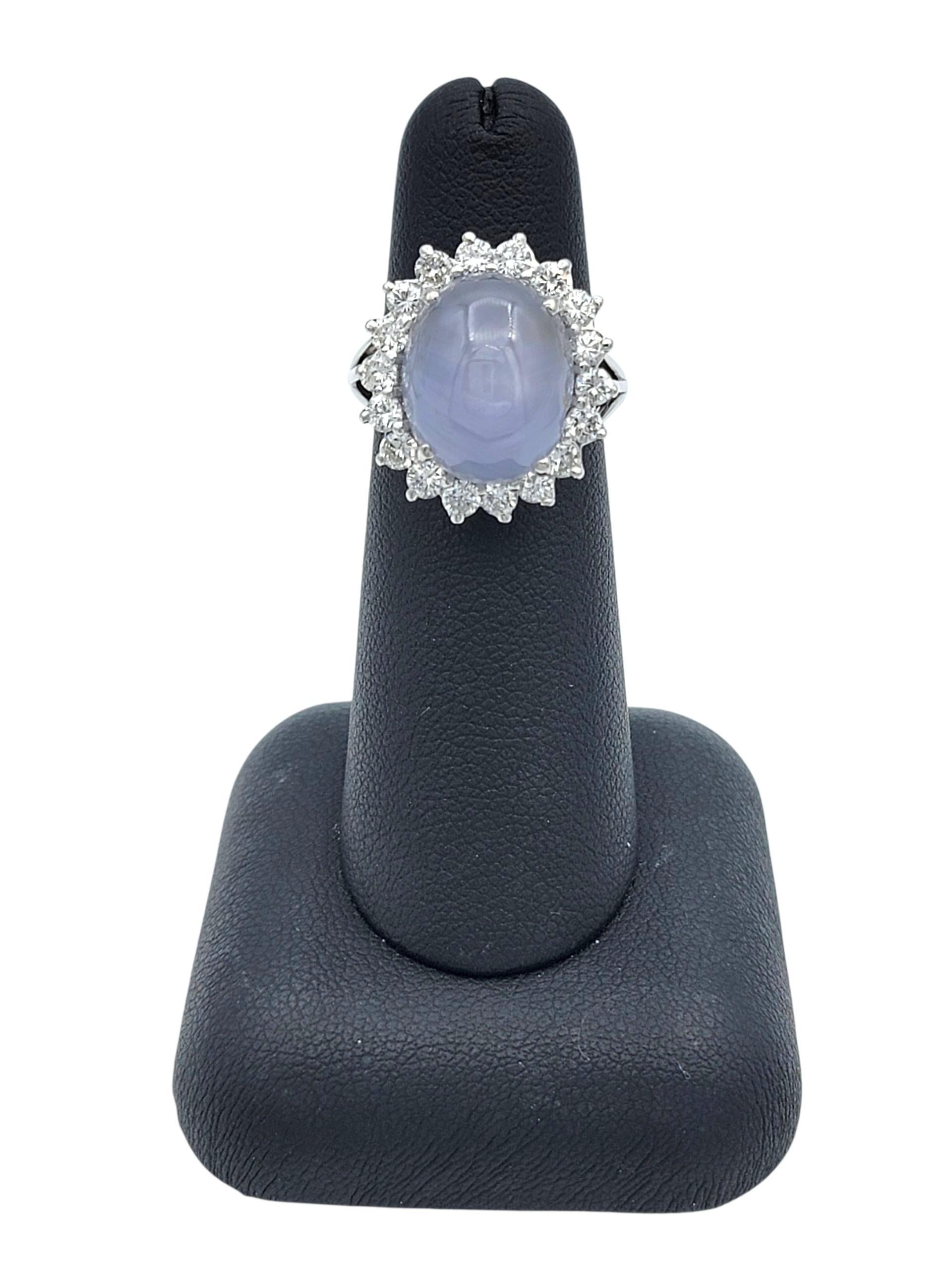 Anello cocktail con zaffiro ovale cabochon e diamante a raggiera in oro bianco 18 carati in vendita 3