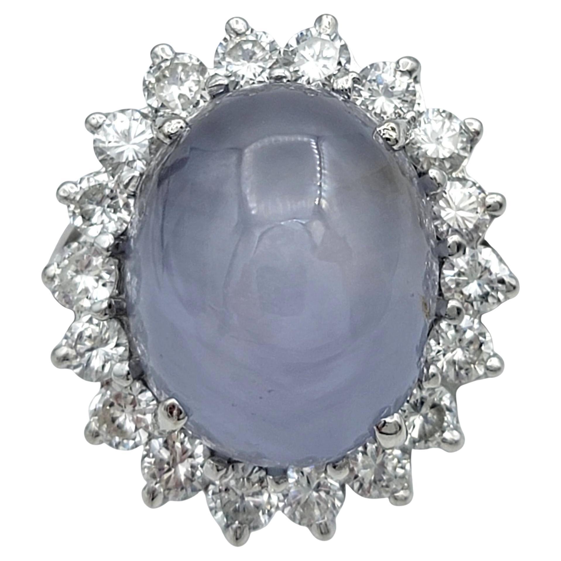 Ovaler Cabochon Sternsaphir 
Diamant Halo-Cocktailring aus 18 Karat Weißgold