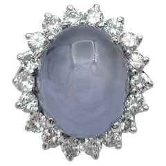 Bague de cocktail en or blanc 18 carats, saphir étoilé ovale cabochon et halo de diamants