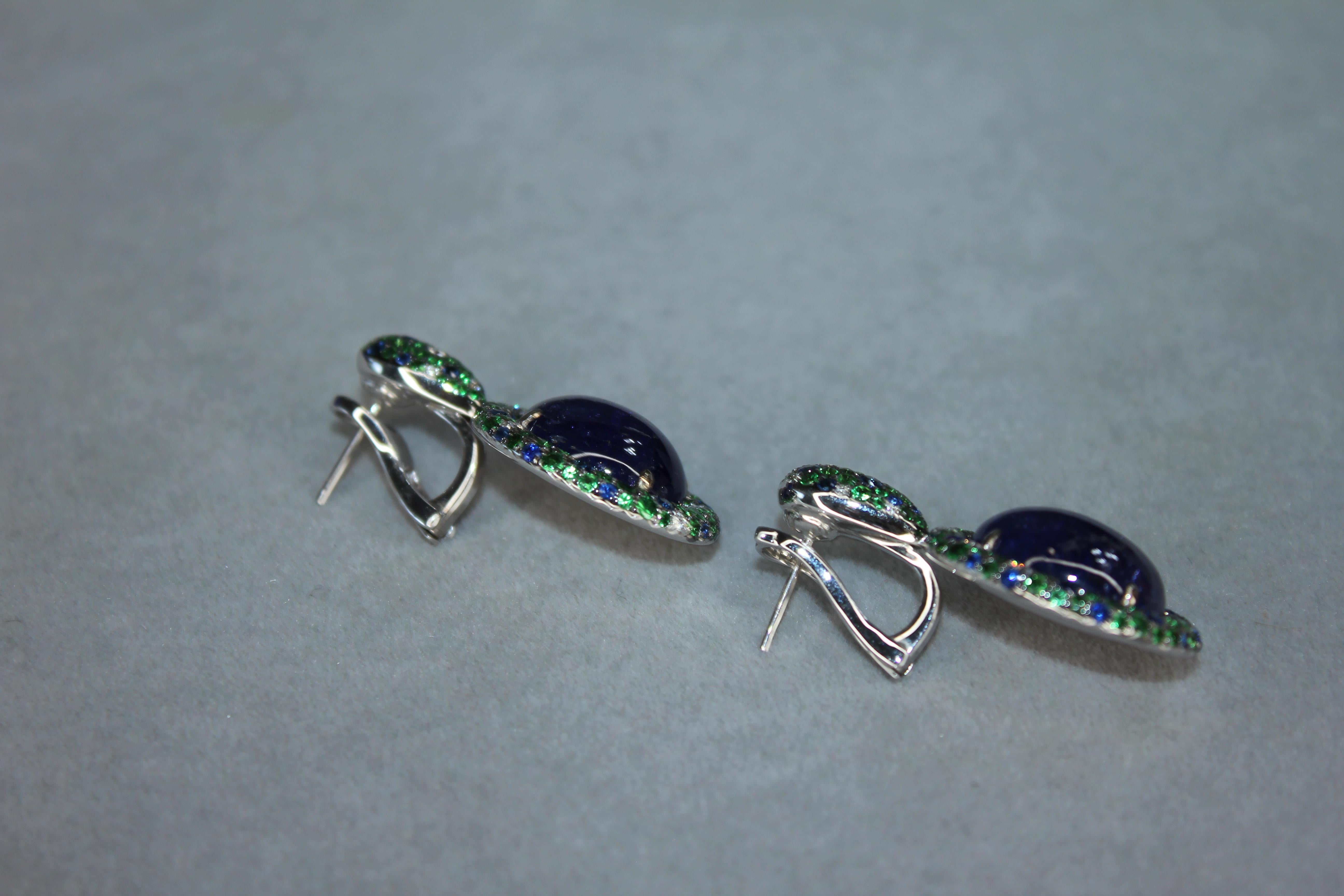 Orecchini ovali con cabochon di tanzanite, tsavorite e diamanti, penzolanti in oro bianco 18 carati in vendita 4