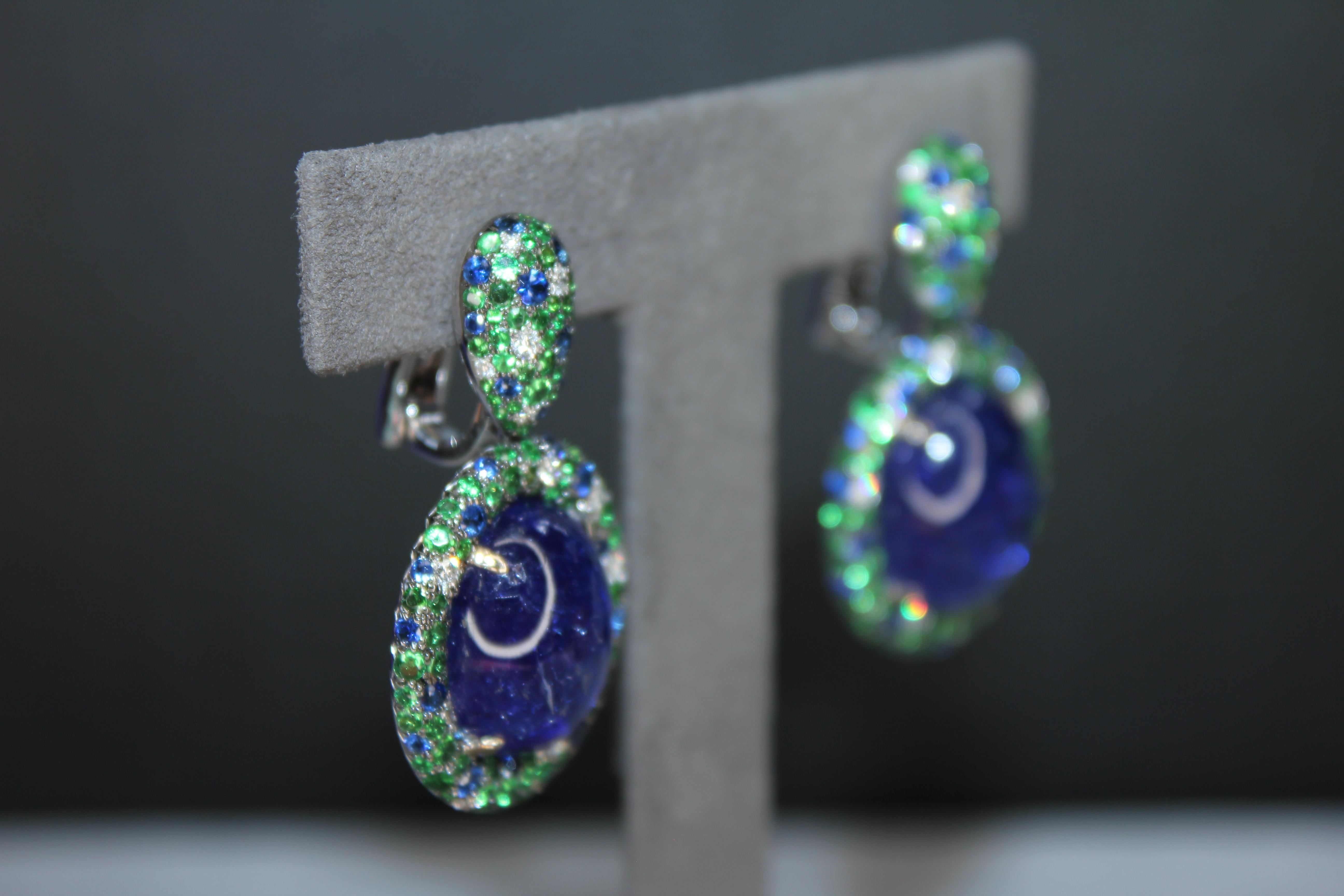 Moderno Orecchini ovali con cabochon di tanzanite, tsavorite e diamanti, penzolanti in oro bianco 18 carati in vendita