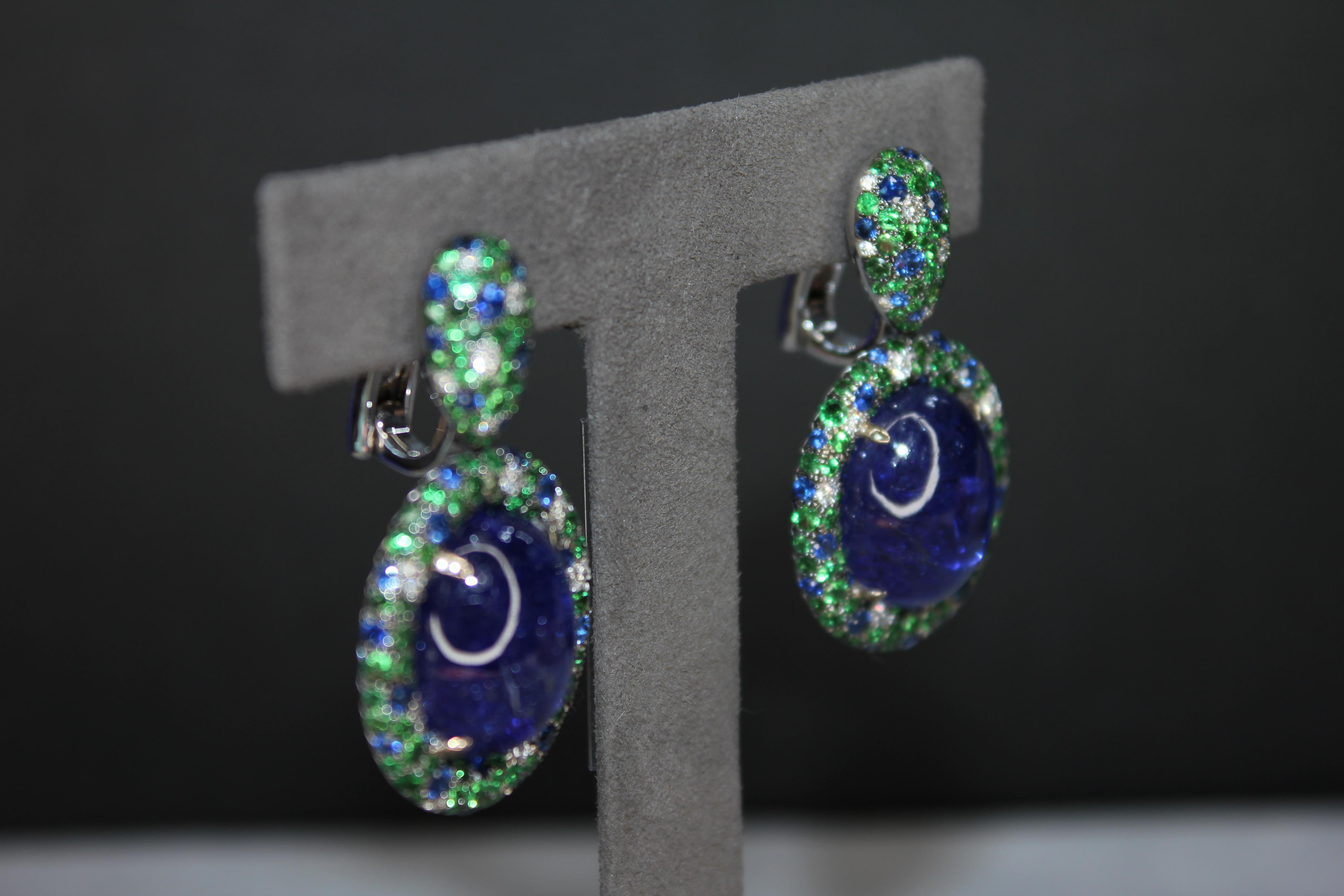 Cabochon Orecchini ovali con cabochon di tanzanite, tsavorite e diamanti, penzolanti in oro bianco 18 carati in vendita