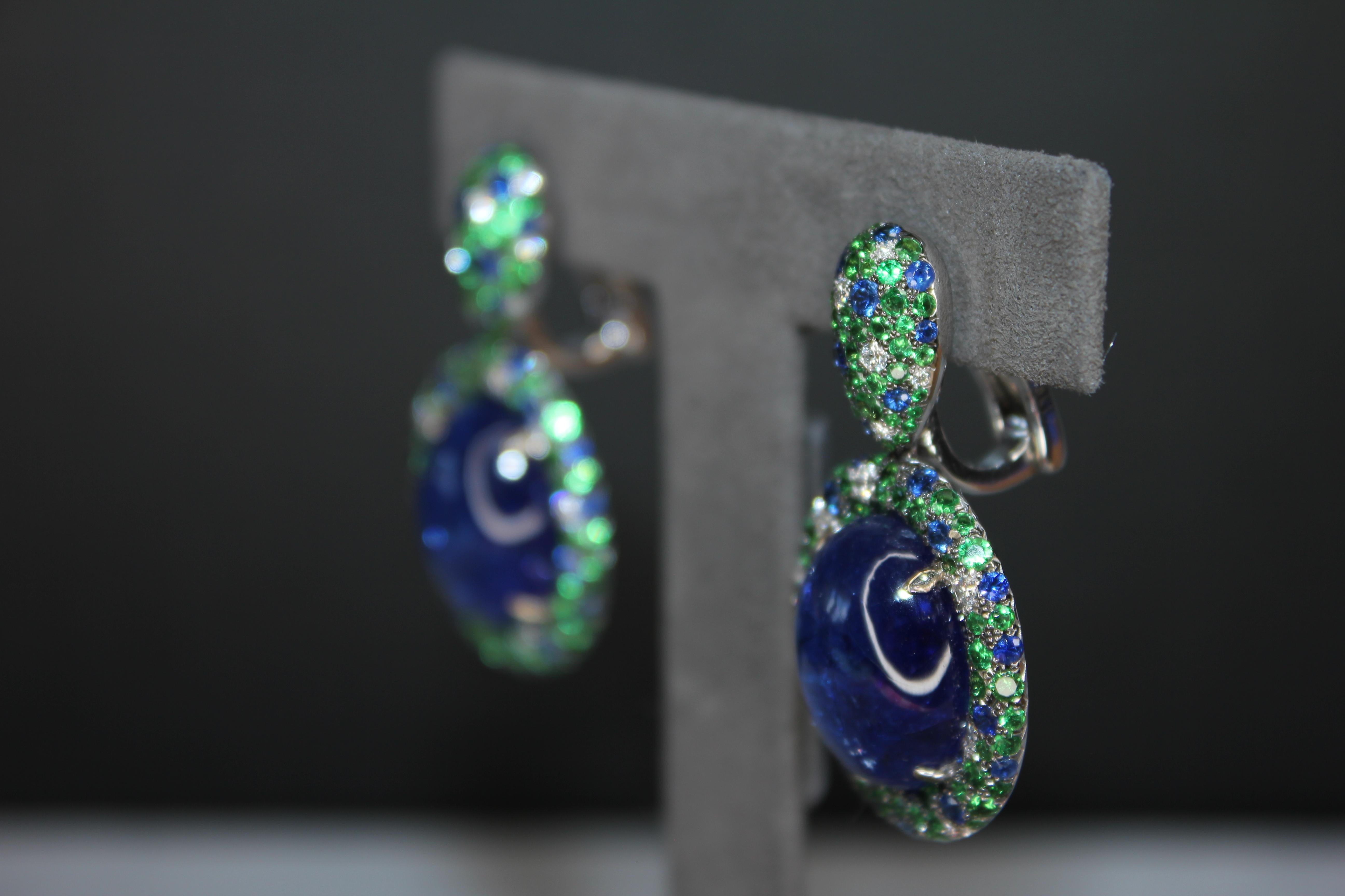 Orecchini ovali con cabochon di tanzanite, tsavorite e diamanti, penzolanti in oro bianco 18 carati In condizioni Nuovo in vendita a Oakton, VA