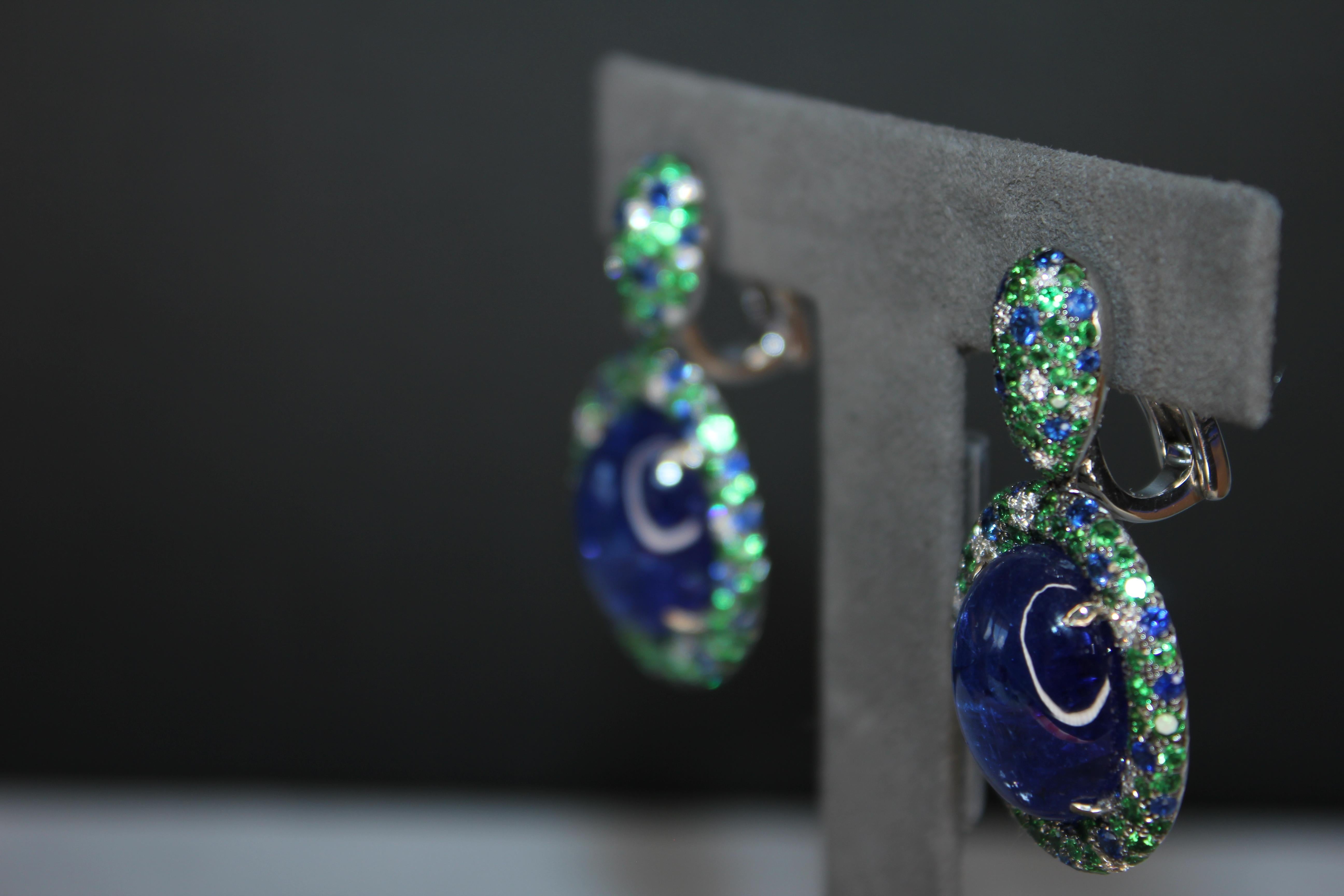 da uomo o donna Orecchini ovali con cabochon di tanzanite, tsavorite e diamanti, penzolanti in oro bianco 18 carati in vendita