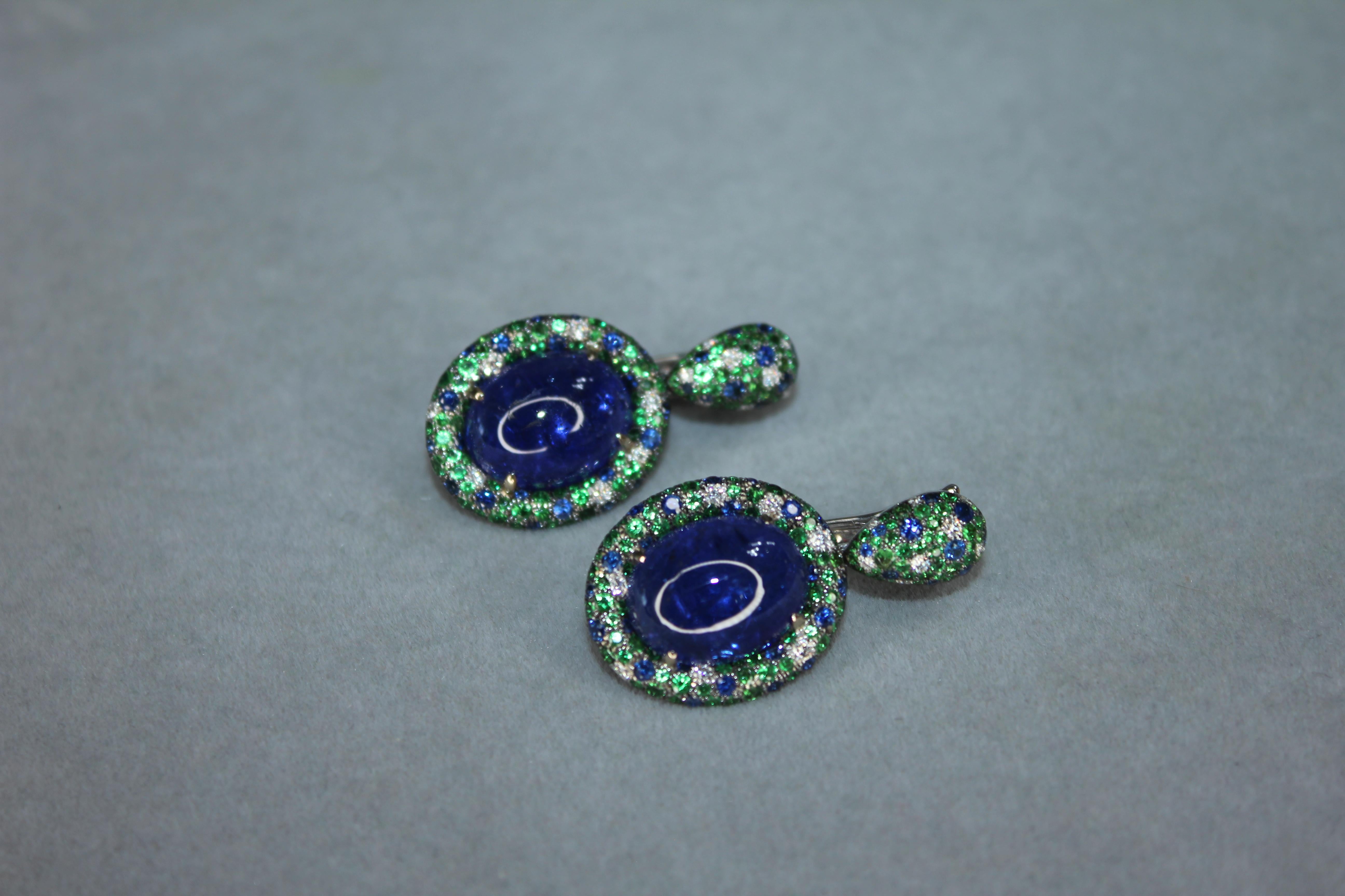 Orecchini ovali con cabochon di tanzanite, tsavorite e diamanti, penzolanti in oro bianco 18 carati in vendita 2