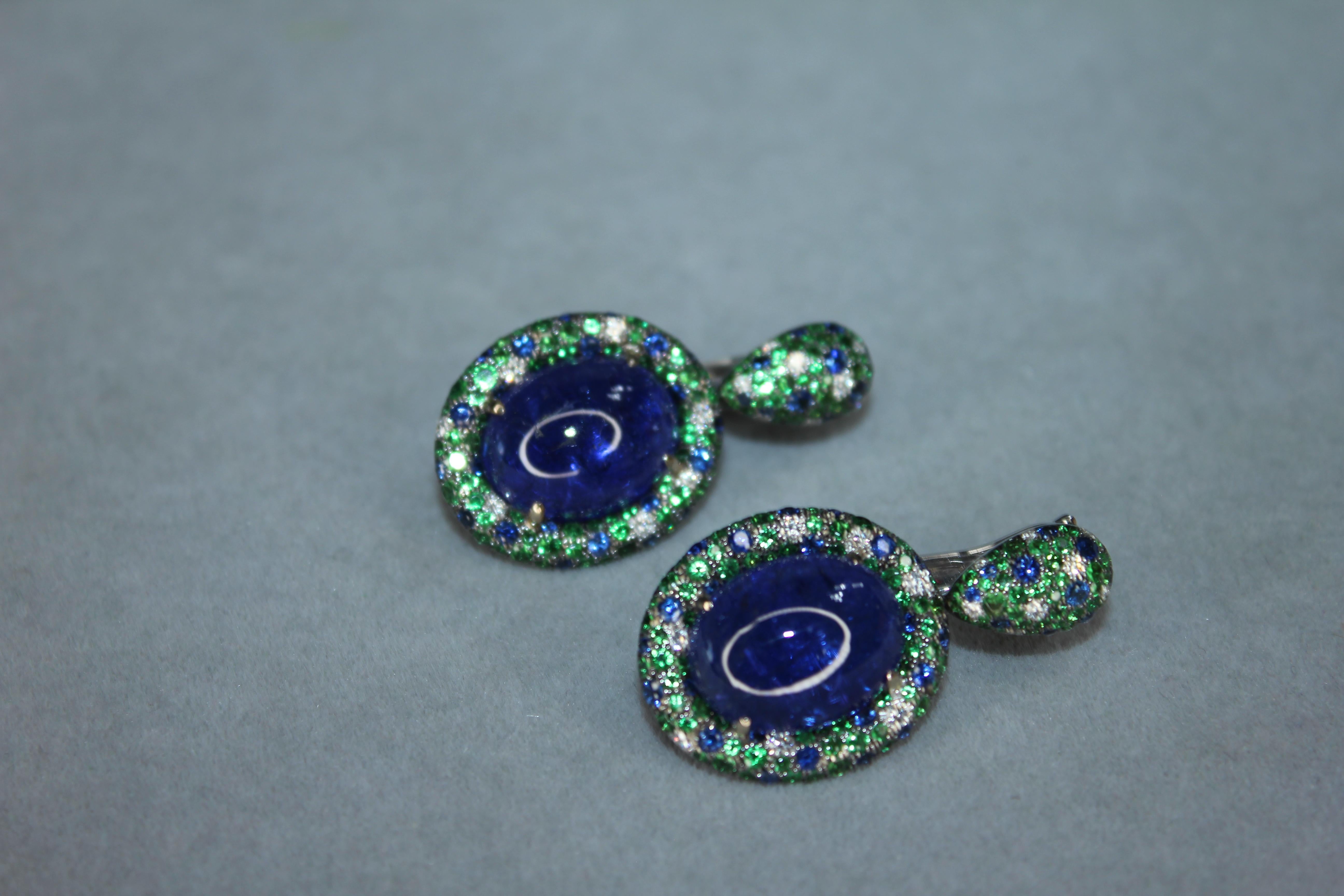 Orecchini ovali con cabochon di tanzanite, tsavorite e diamanti, penzolanti in oro bianco 18 carati in vendita 3