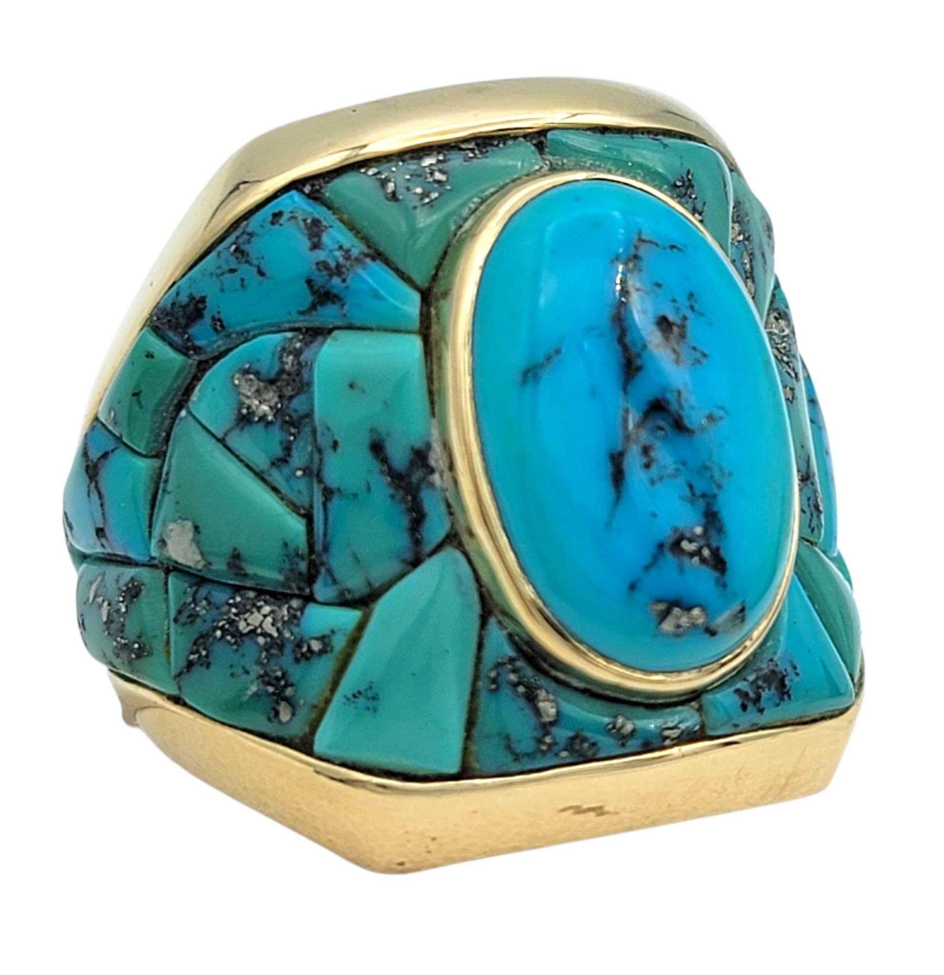 Taille de la bague : 10

Audacieuse, sculpturale et richement colorée, cette bague turquoise attire l'attention grâce à son cabochon ovale bleu sarcelle. Sertie dans une monture en or jaune 14 carats épaisse et très polie, la turquoise centrale
