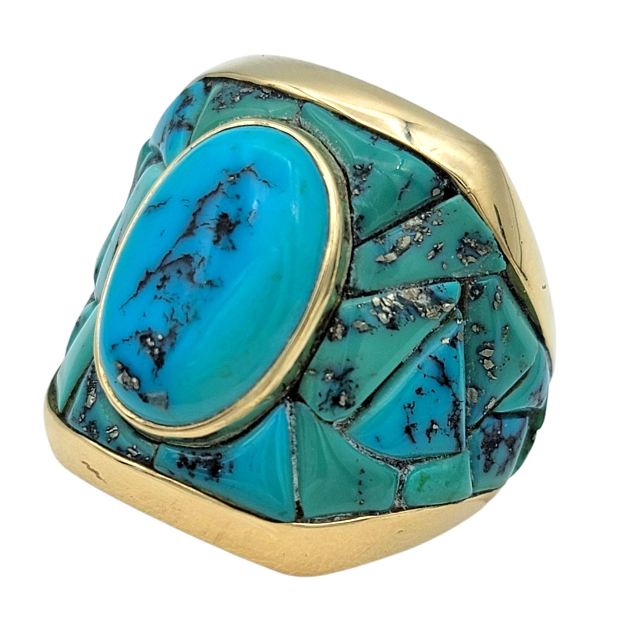 Contemporain Bague jonc en or jaune 14 carats avec turquoise cabochon ovale et mosaïque graduée large en vente