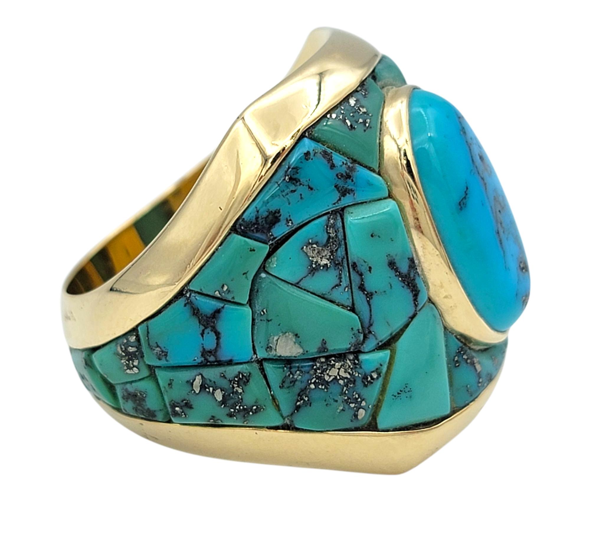 Taille cabochon Bague jonc en or jaune 14 carats avec turquoise cabochon ovale et mosaïque graduée large en vente