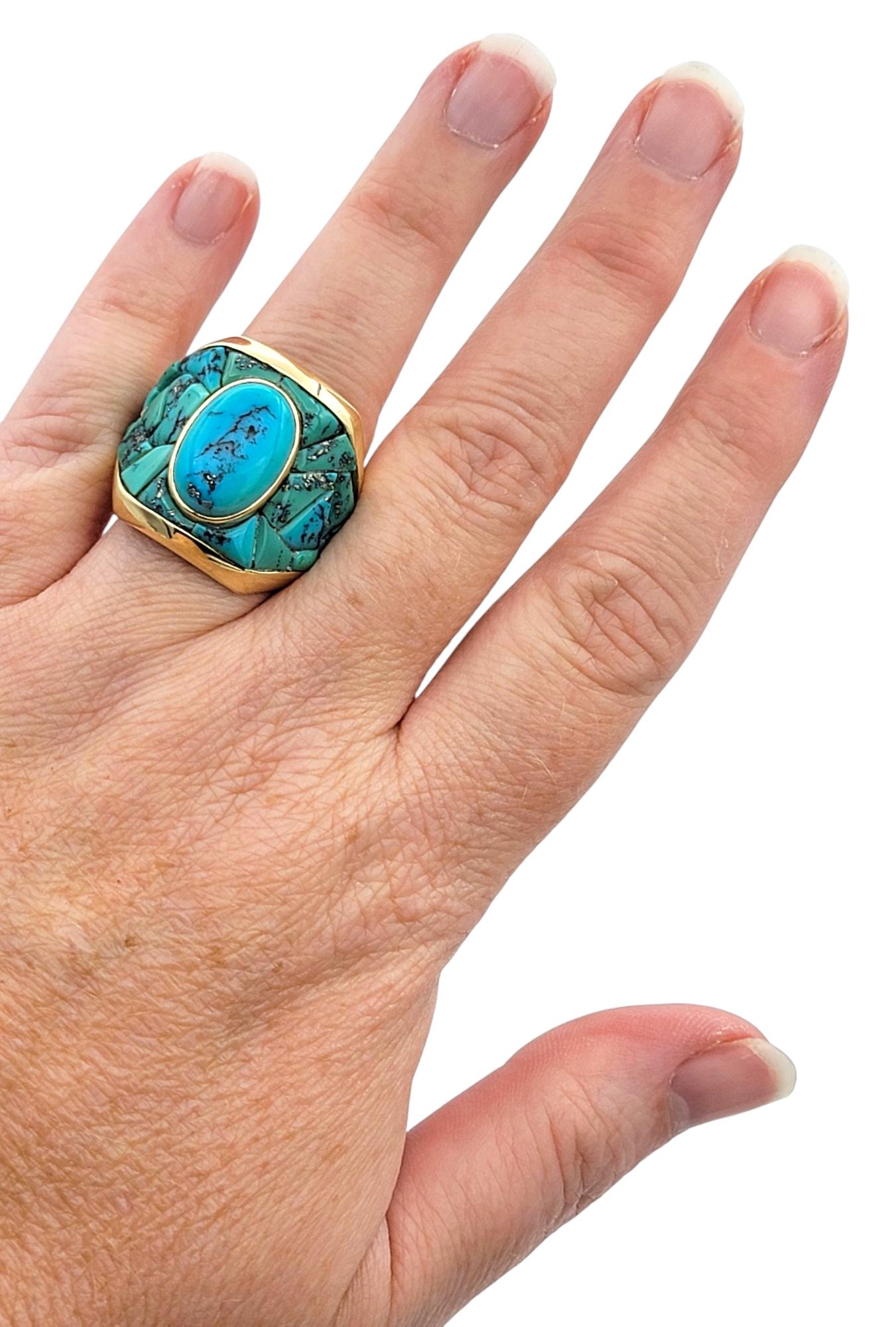 Bague jonc en or jaune 14 carats avec turquoise cabochon ovale et mosaïque graduée large en vente 1