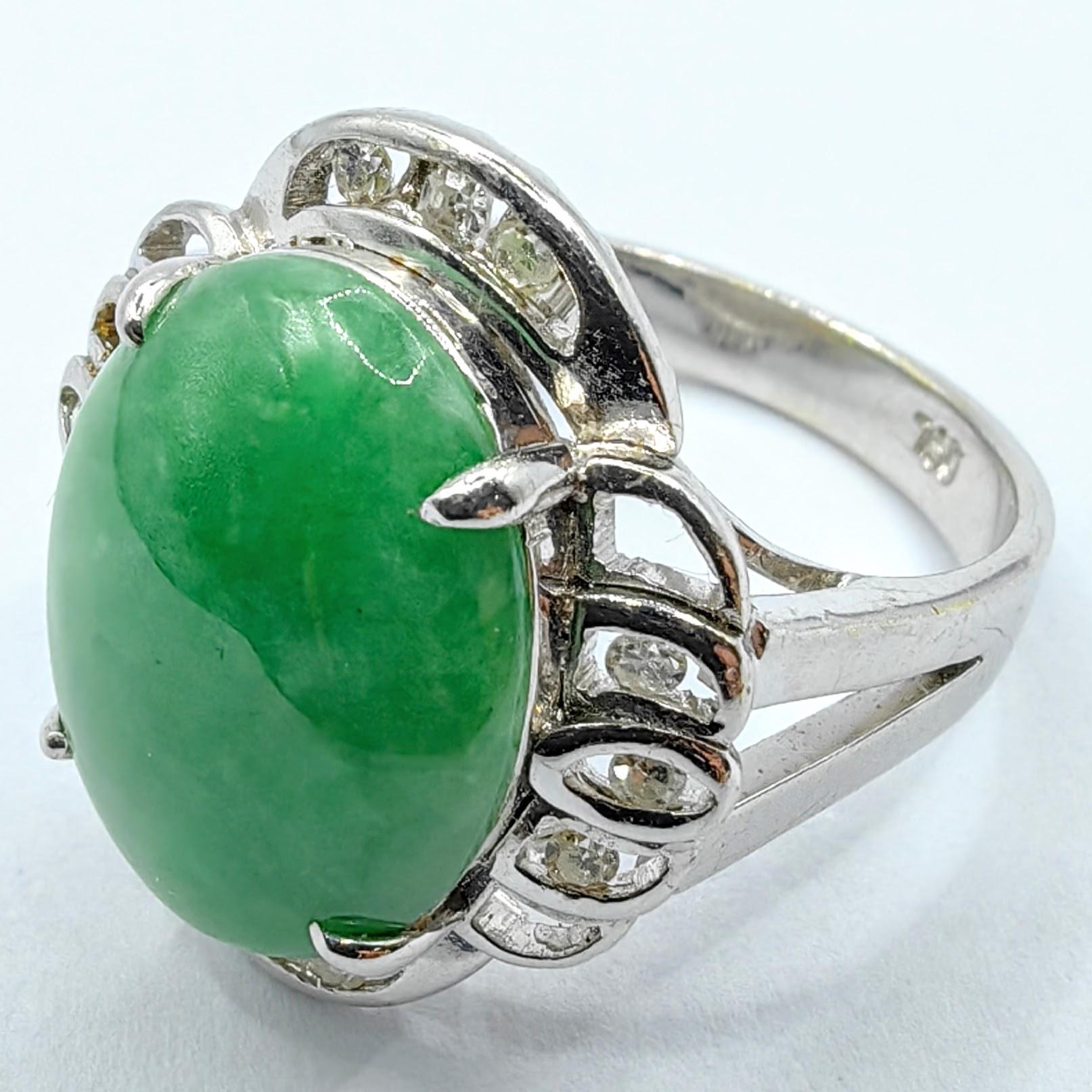 Oval Cabochon Vivid Green Genuine Burmese Jadeite Jade Diamond in 18K White Gold (Zeitgenössisch) im Angebot