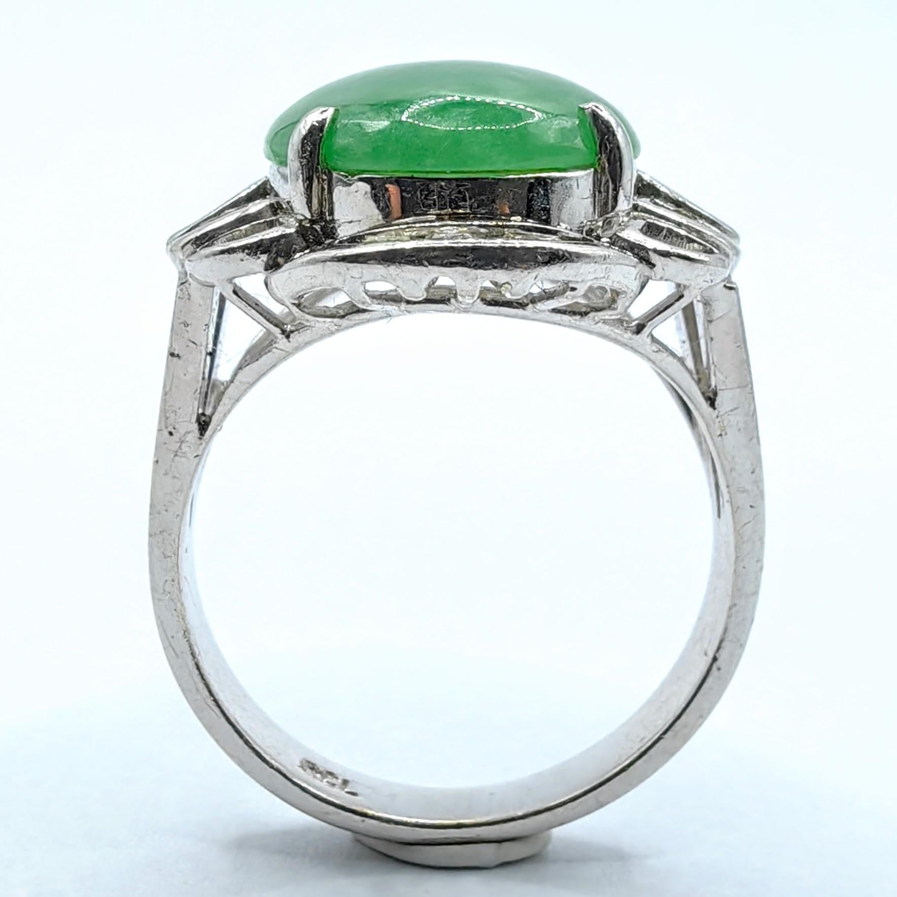 Oval Cabochon Vivid Green Genuine Burmese Jadeite Jade Diamond in 18K White Gold (Ovalschliff) im Angebot
