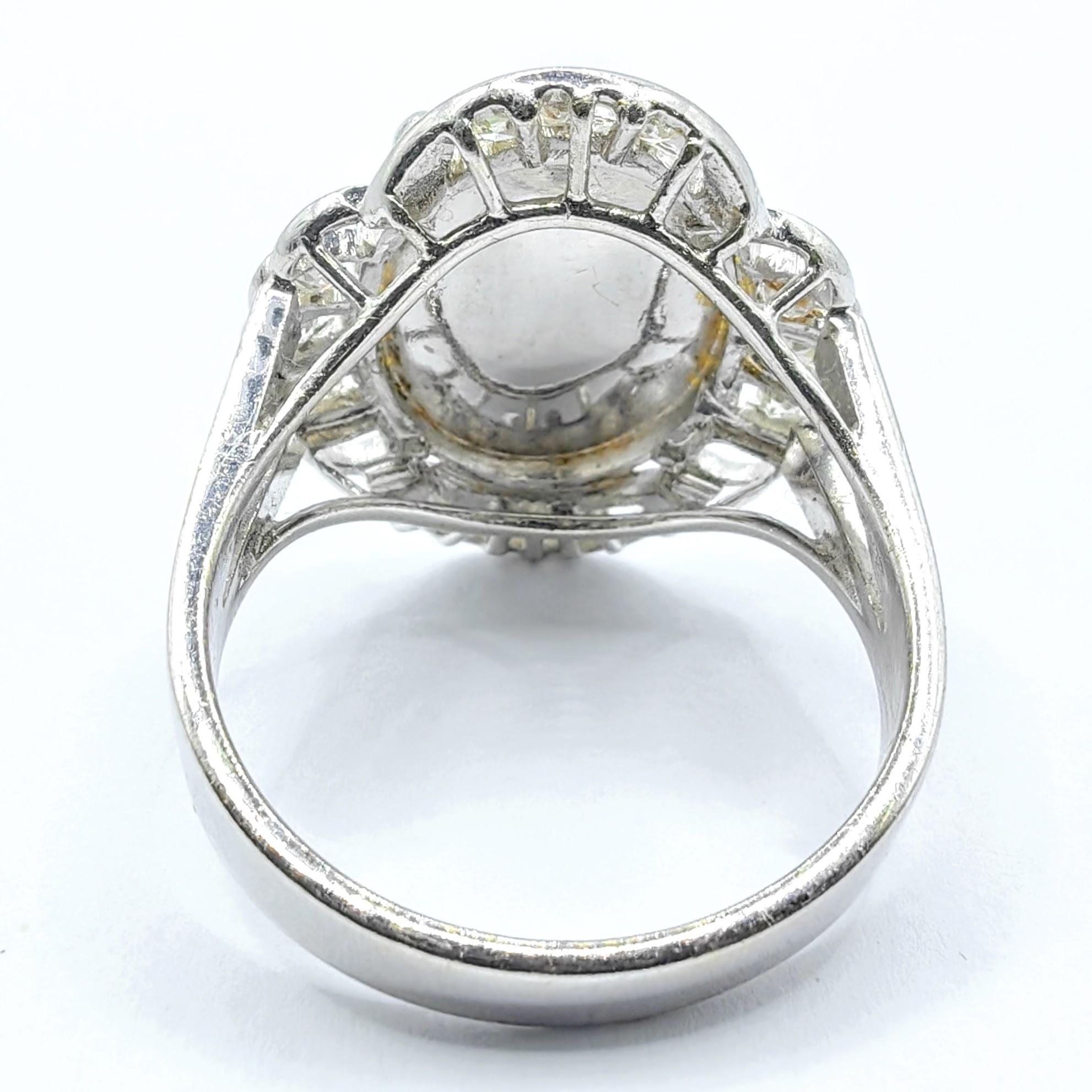 Oval Cabochon Vivid Green Genuine Burmese Jadeite Jade Diamond in 18K White Gold im Zustand „Gut“ im Angebot in Wan Chai District, HK