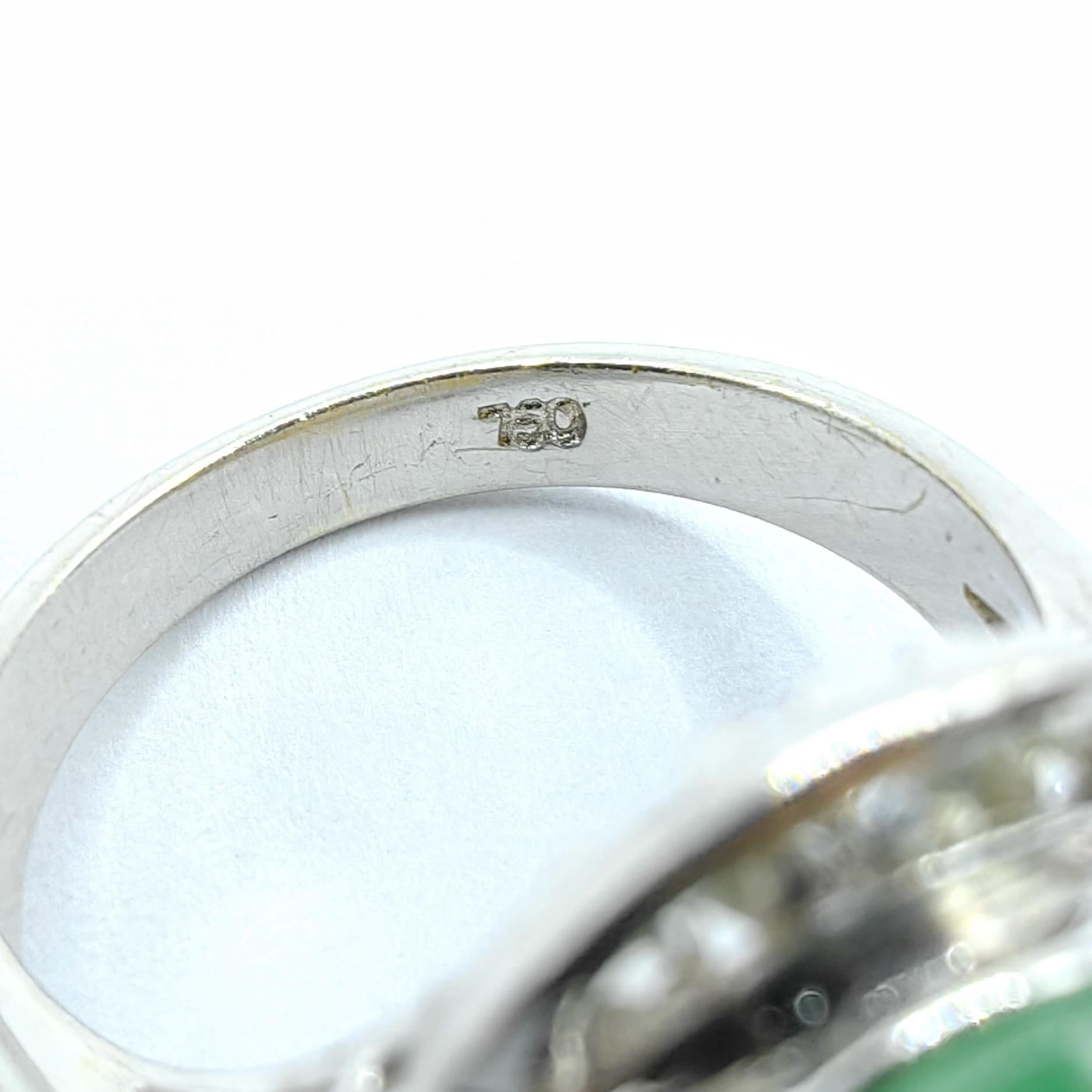 Oval Cabochon Vivid Green Genuine Burmese Jadeite Jade Diamond in 18K White Gold Damen im Angebot