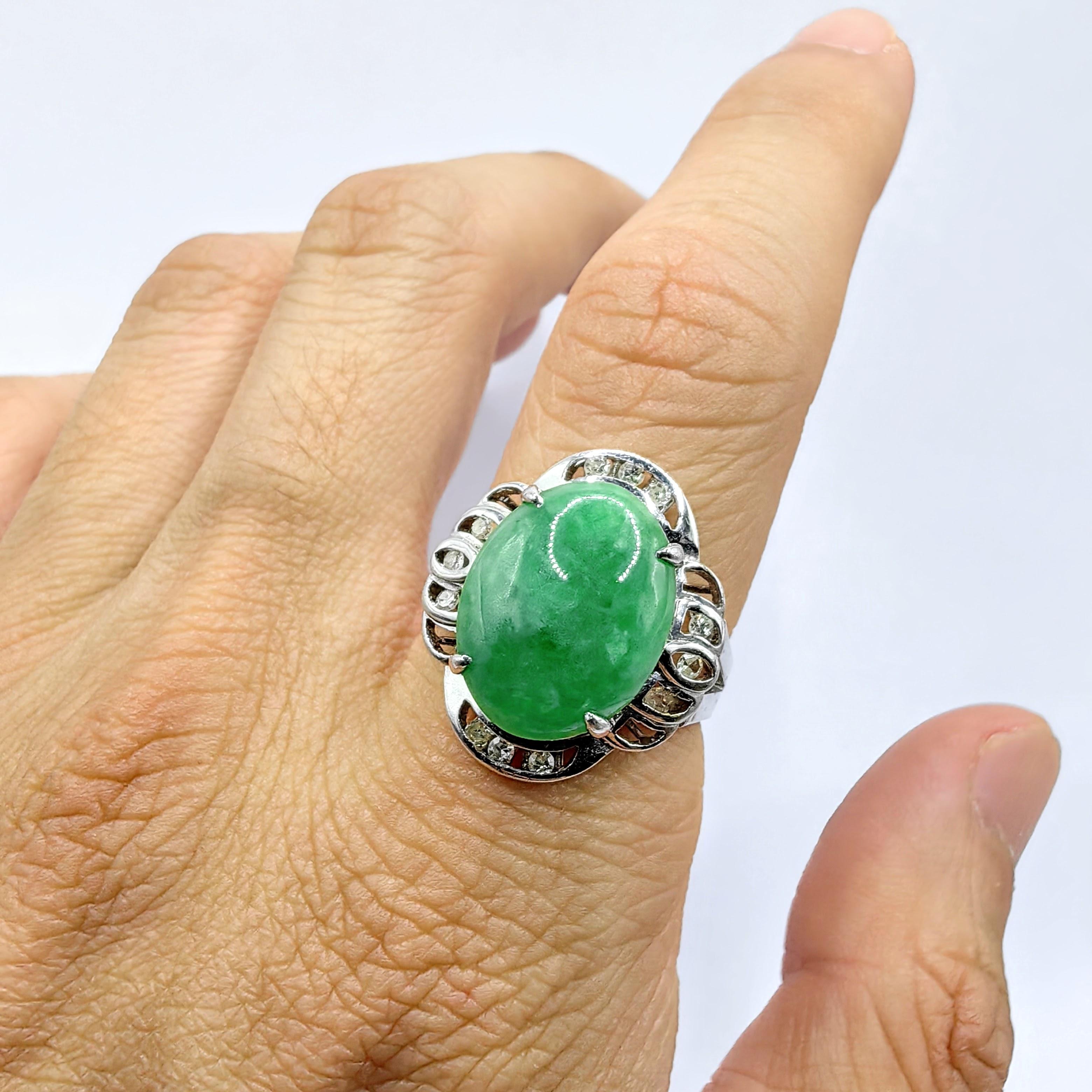 Oval Cabochon Vivid Green Genuine Burmese Jadeite Jade Diamond in 18K White Gold im Angebot 1