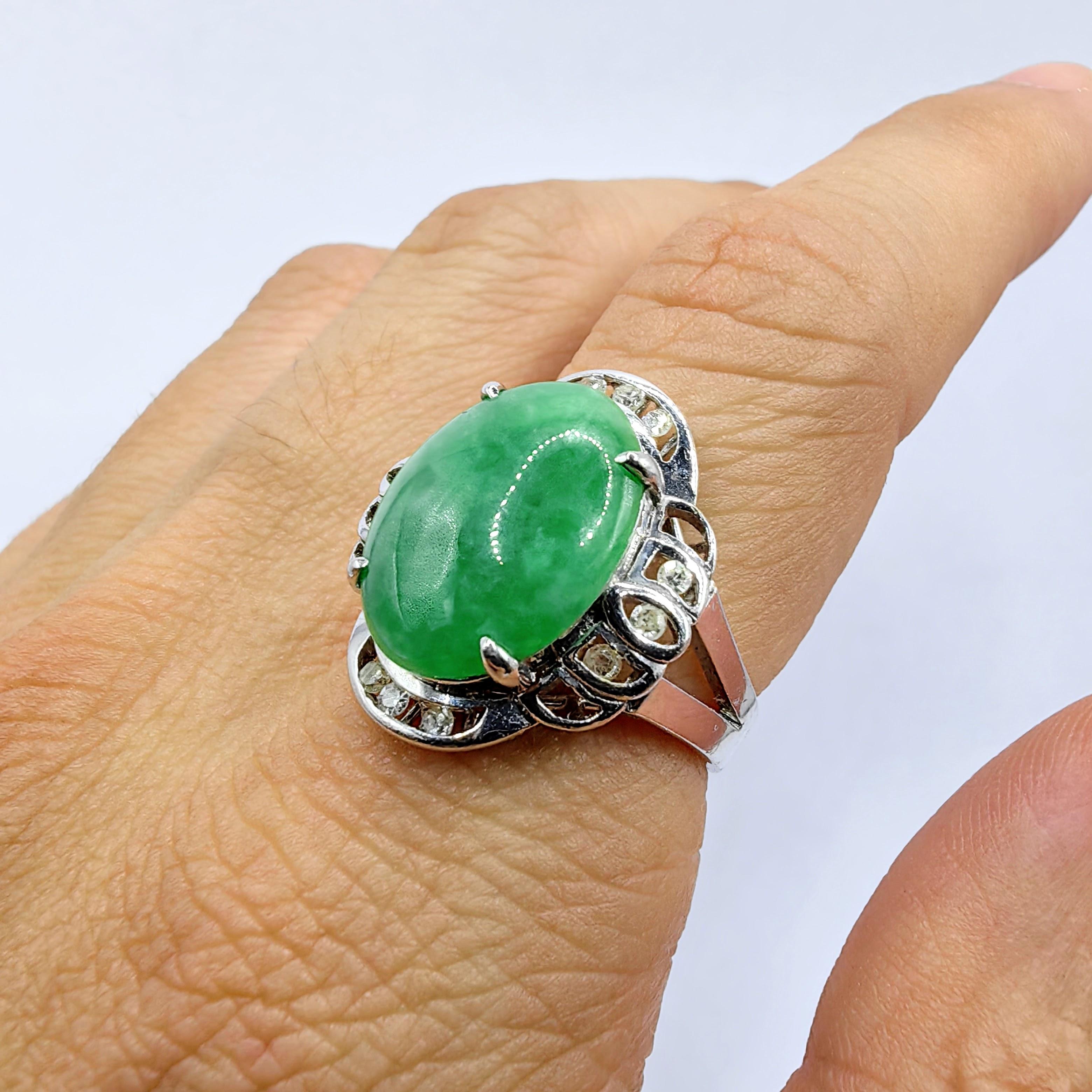 Oval Cabochon Vivid Green Genuine Burmese Jadeite Jade Diamond in 18K White Gold im Angebot 2