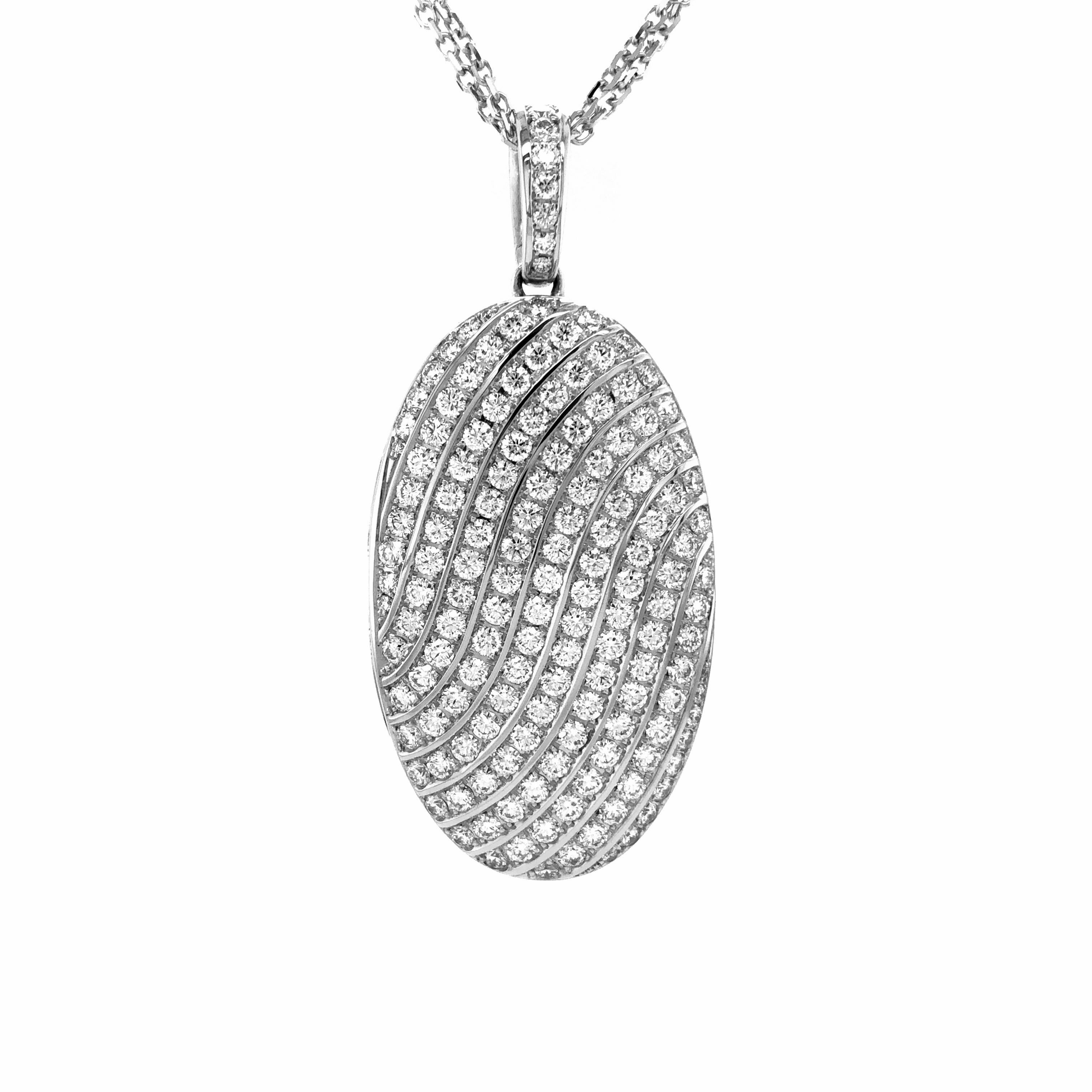 Contemporain Médaillon Camila ovale en or blanc 18 carats 151 diamants 4,18 carats G VS 40 mm x 24 mm en vente