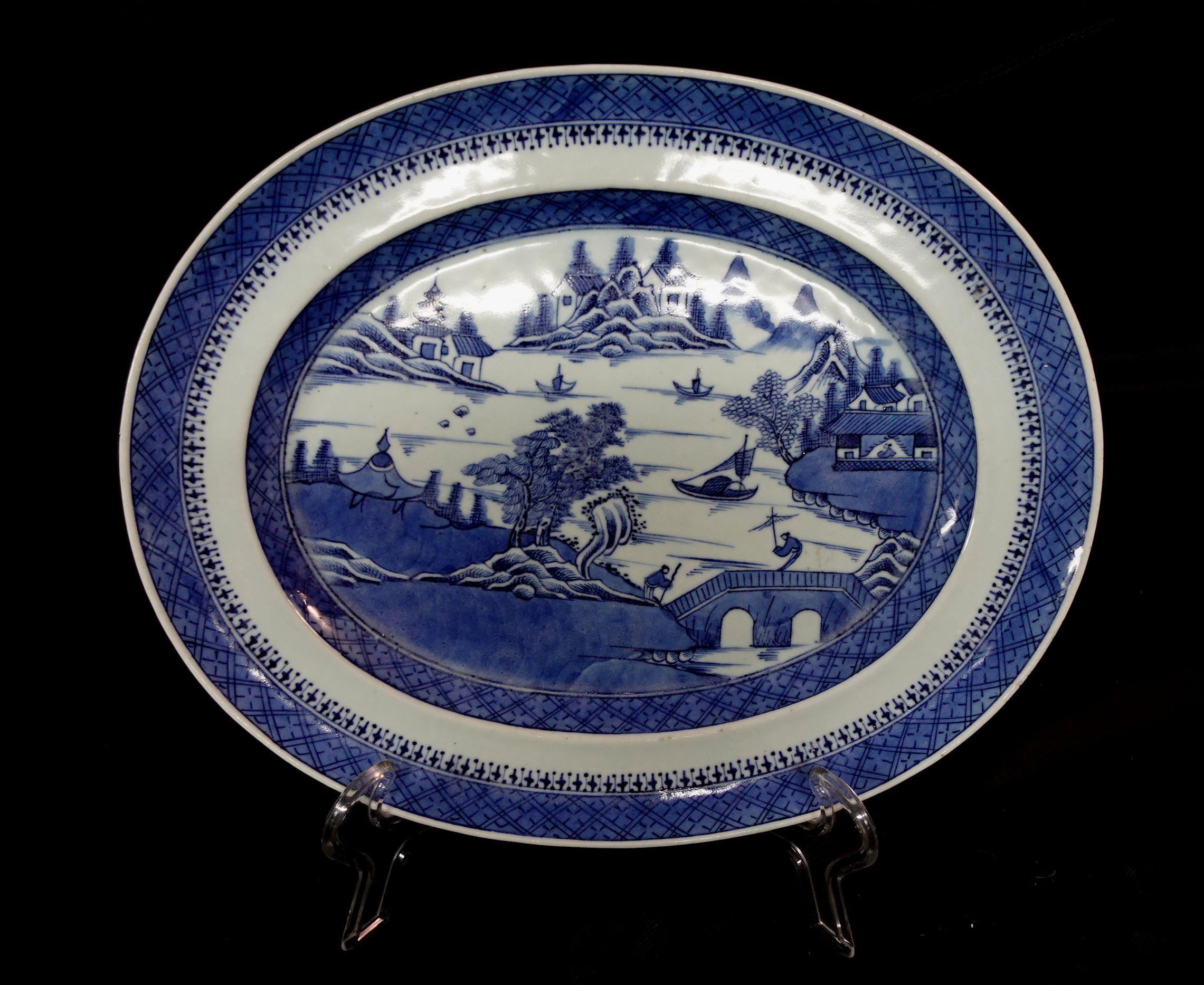 Oval Canton Export porcelain platter, 19th century.
 